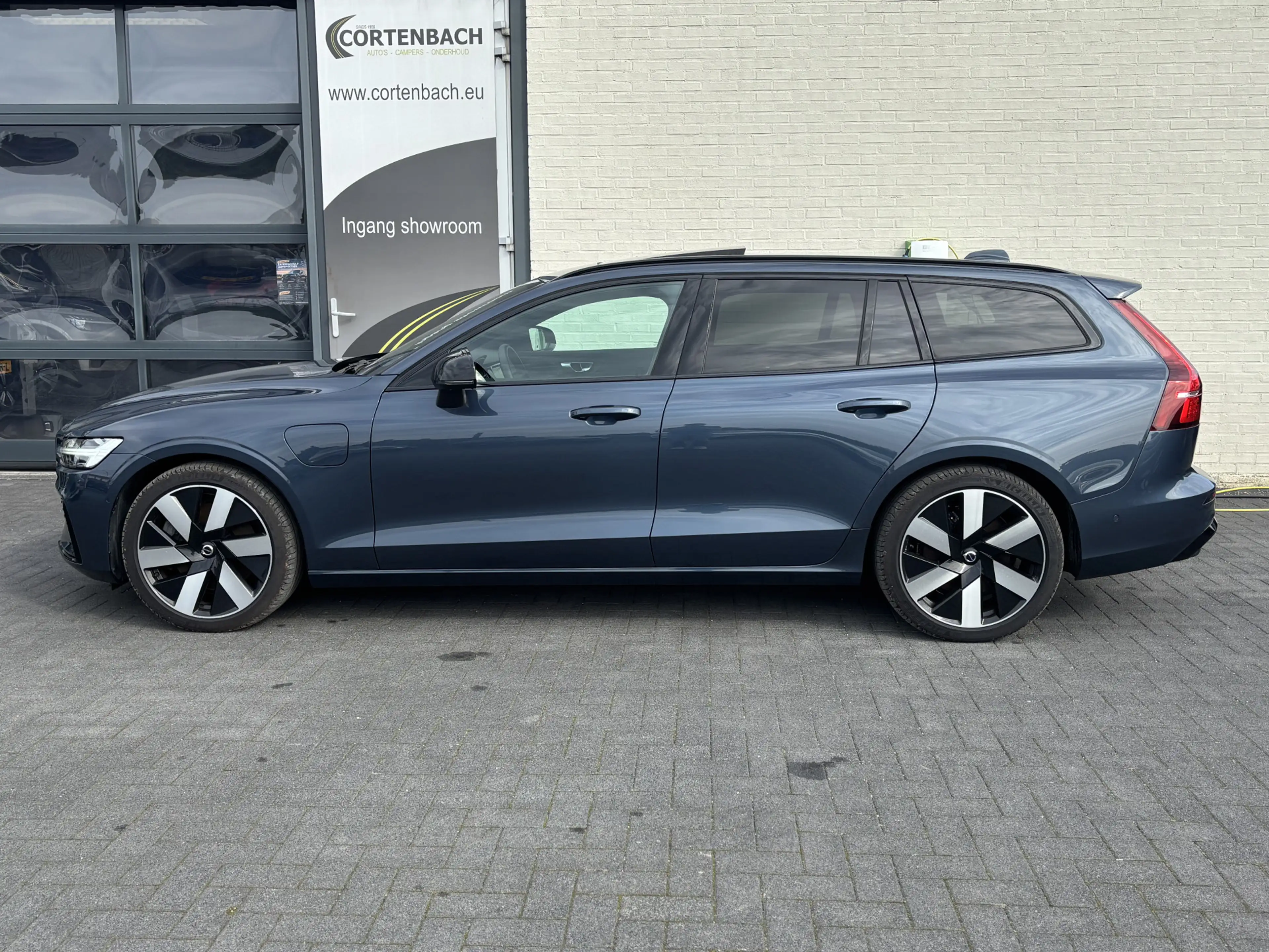 Volvo V60 2.0 T8 Plug-in hybrid AWD Ultra Dark | Panoramadak — photo 2
