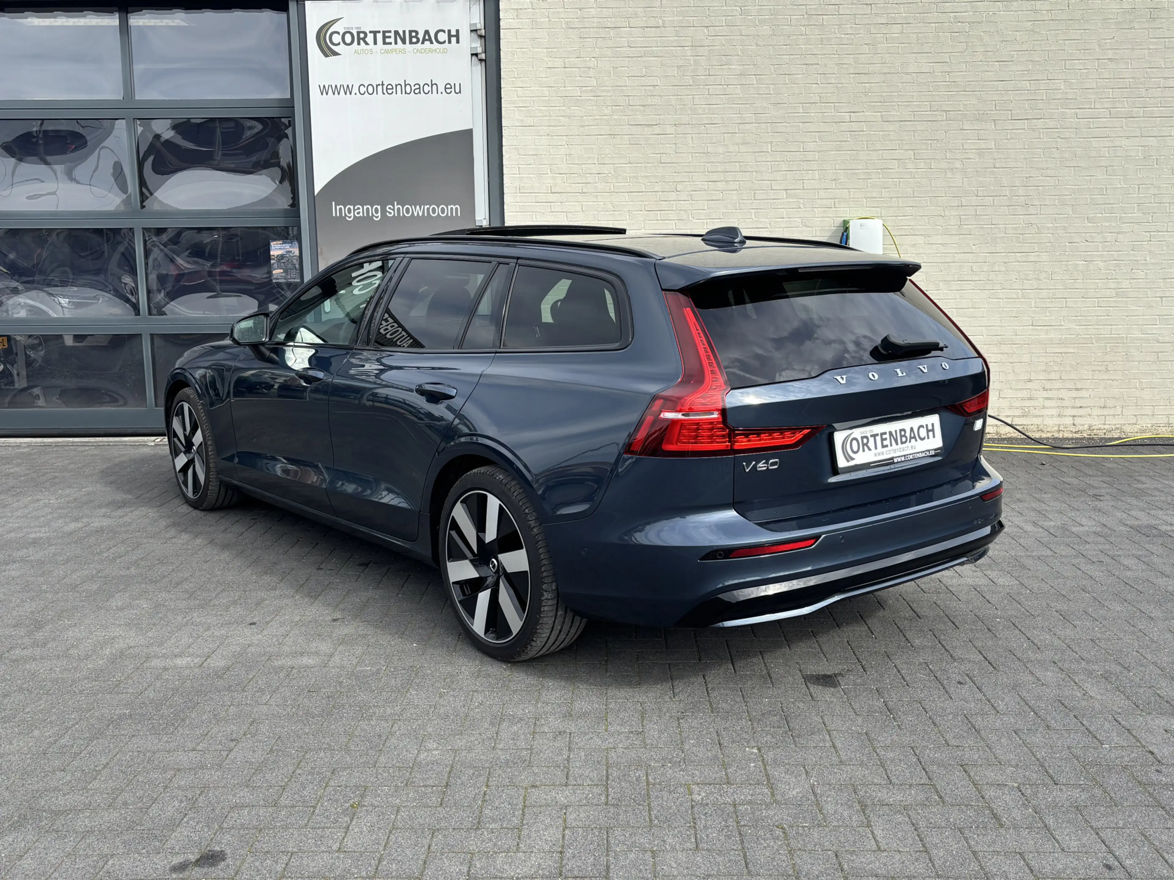 Volvo V60 2.0 T8 Plug-in hybrid AWD Ultra Dark | Panoramadak — photo 3