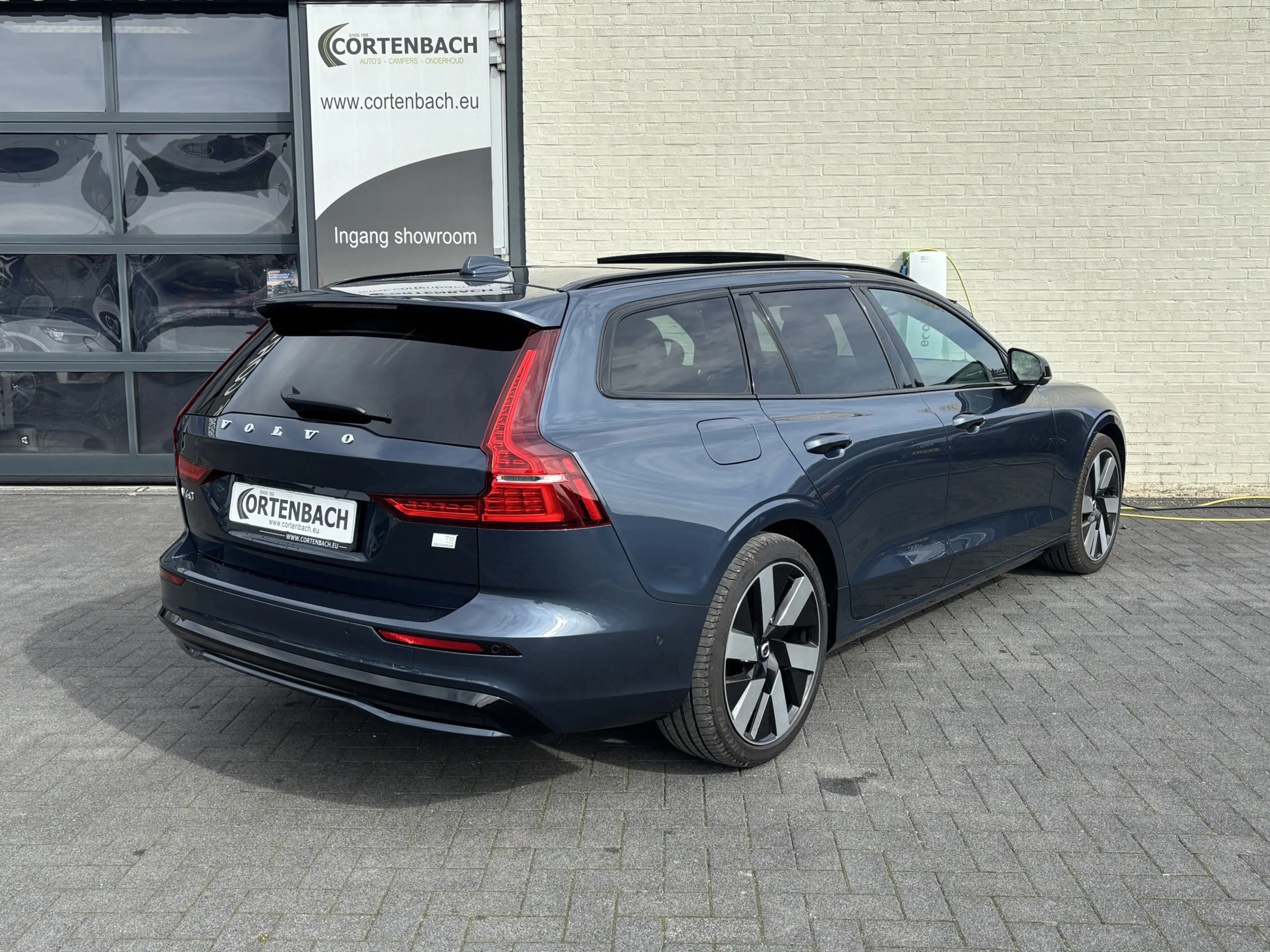 Volvo V60 2.0 T8 Plug-in hybrid AWD Ultra Dark | Panoramadak — photo 4