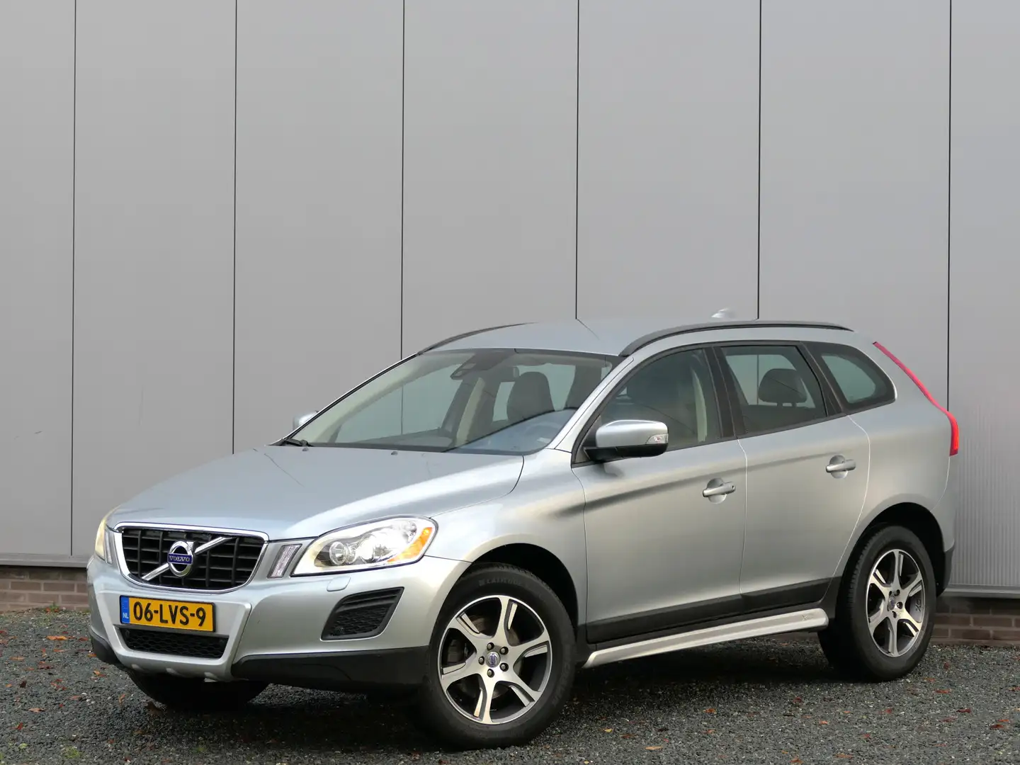 Volvo XC60 2.0T AUT Kinetic Xenon / Leer / Navi / Cruise cont Gris - 1
