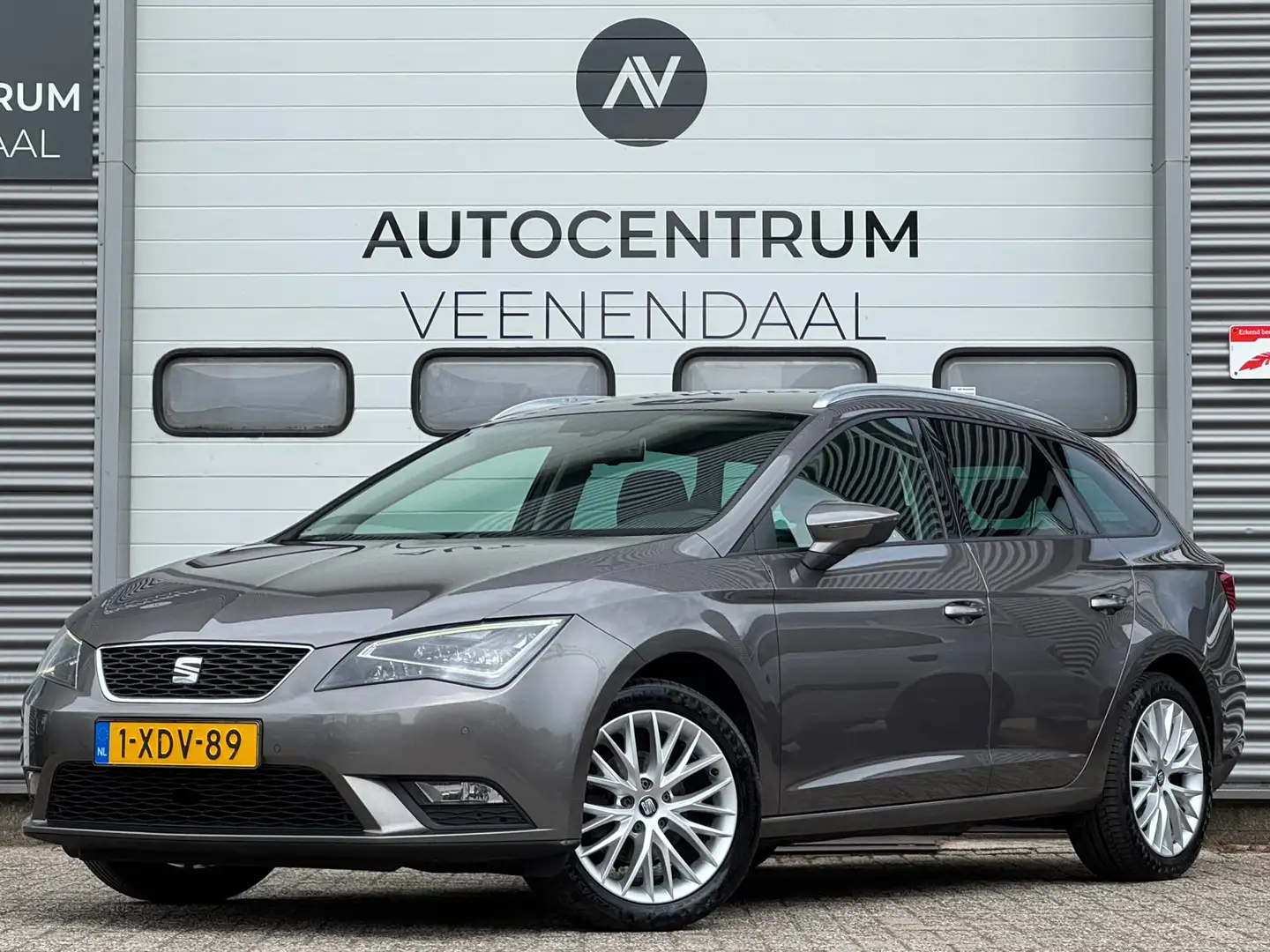 SEAT Leon ST 1.2 TSI FR First Edition 1E EIG/LED/PDC/NAVI Grijs - 1