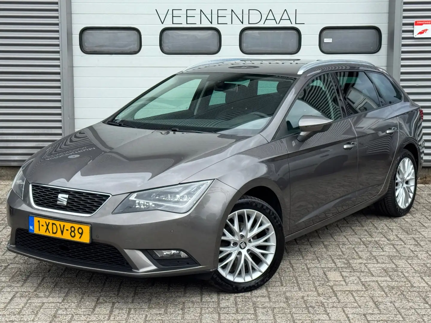 SEAT Leon ST 1.2 TSI FR First Edition 1E EIG/LED/PDC/NAVI Grijs - 2