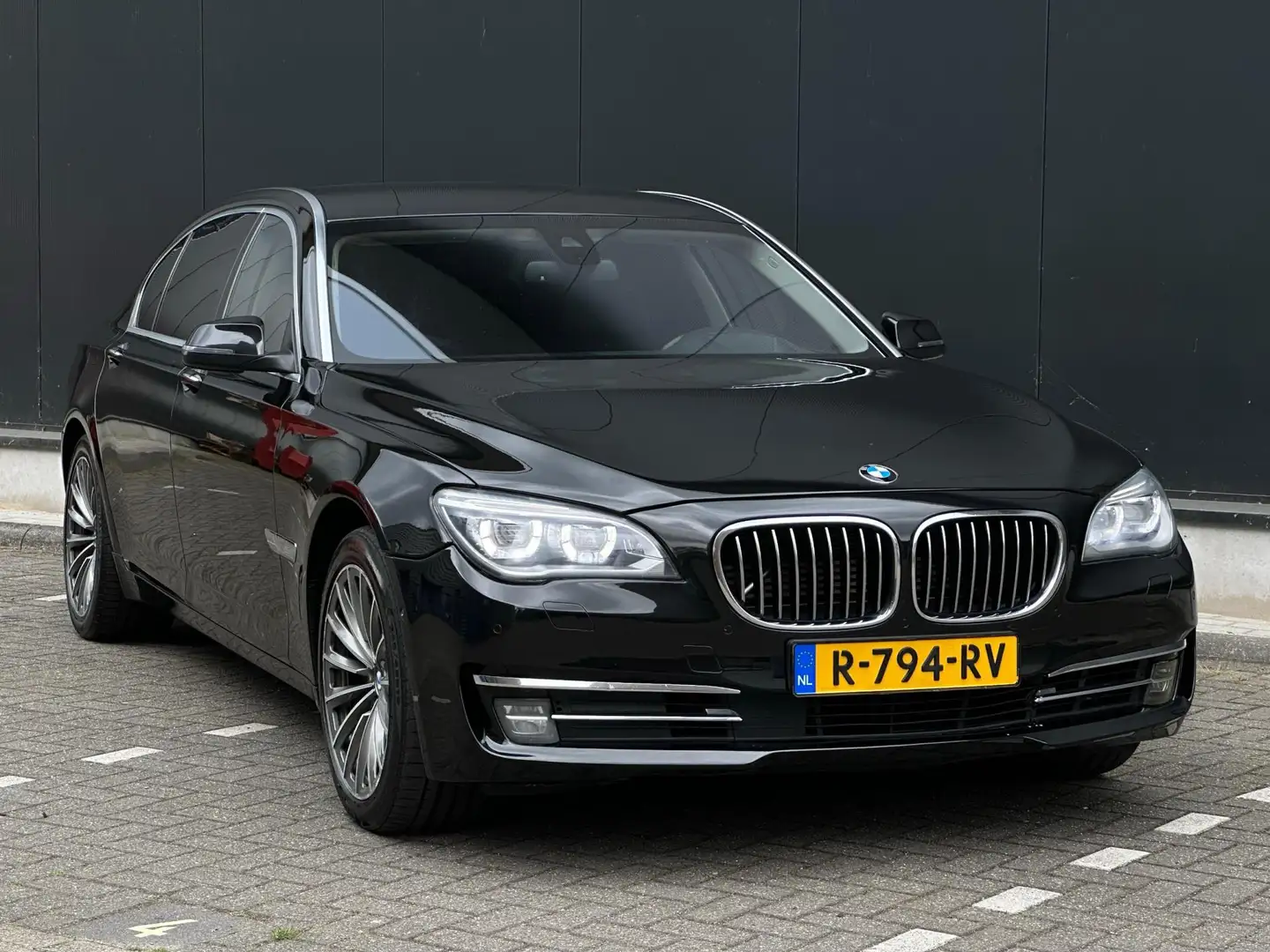 BMW 750 7-serie 750Li Individual Edition TV/360/HUD/SOFTCL Zwart - 2