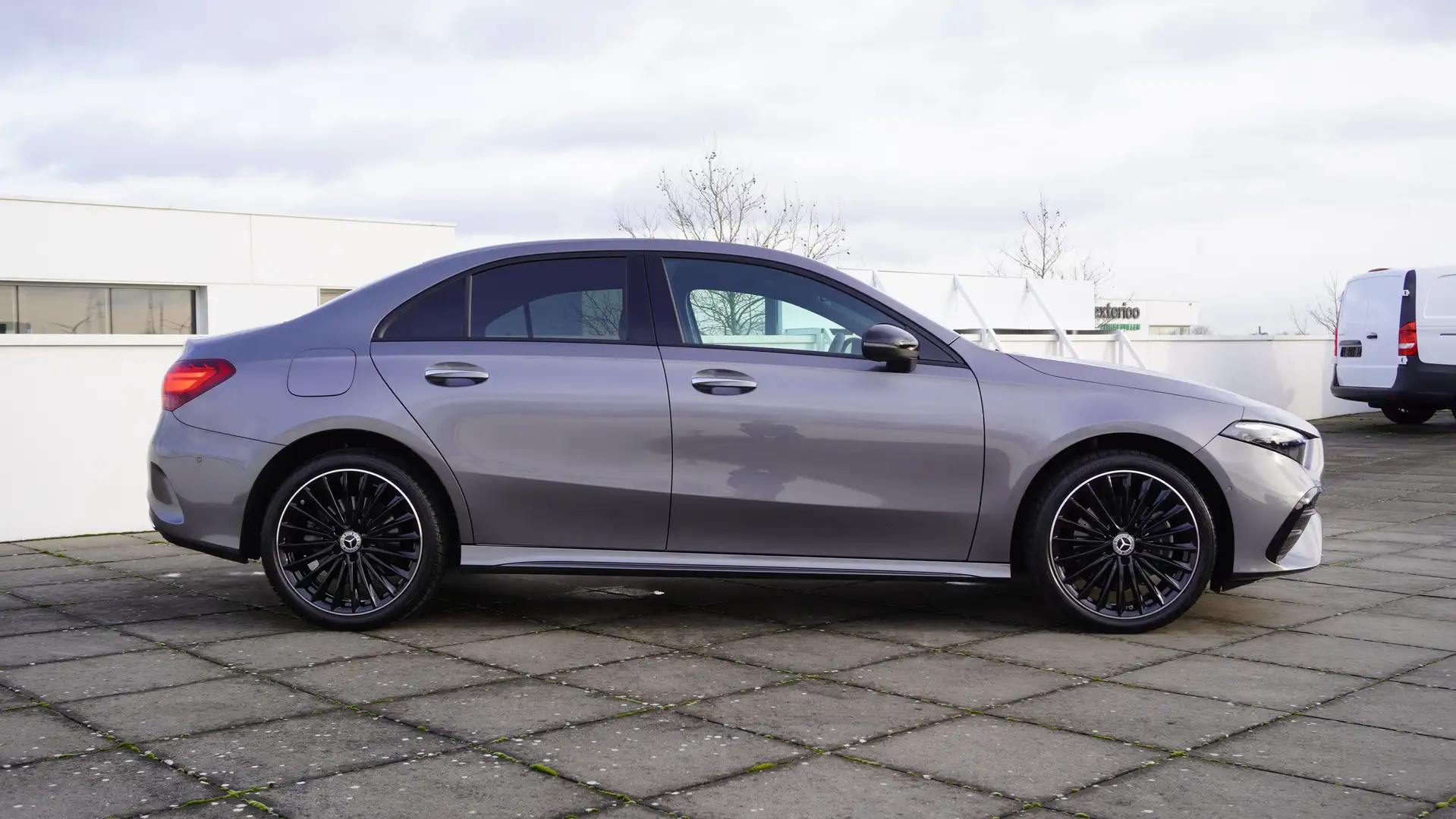Mercedes-Benz A 250 e LIMO AMG/ACHTERUITRIJCAM/NIGHTPAK/19"/MBUX Grijs - 2