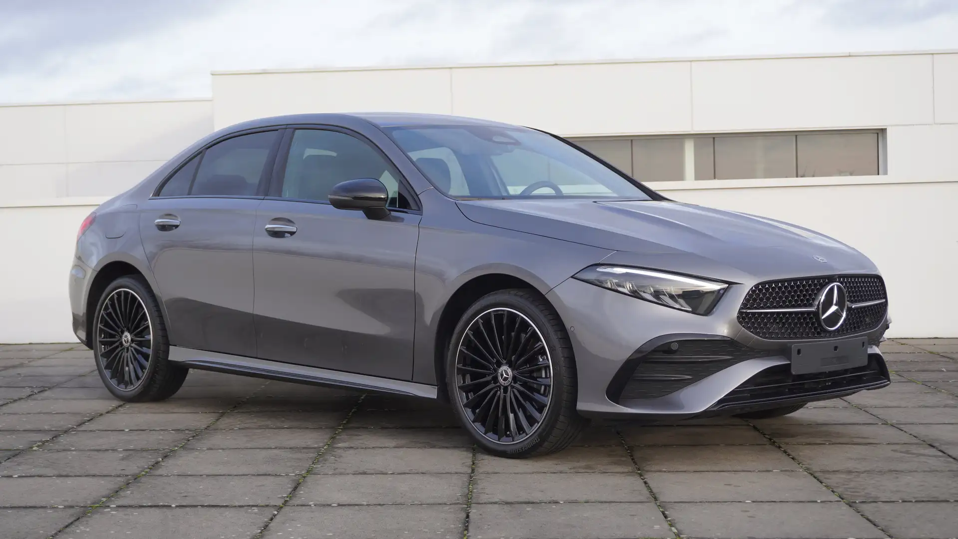 Mercedes-Benz A 250 e LIMO AMG/ACHTERUITRIJCAM/NIGHTPAK/19"/MBUX Grijs - 1
