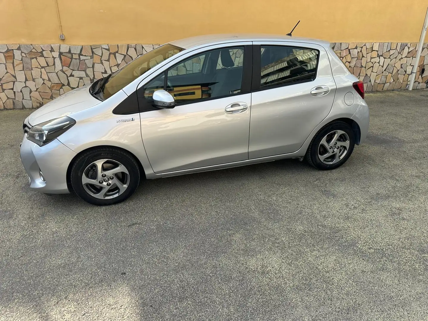 Toyota Yaris Yaris III 2015 5p 1.5h Active Argento - 2