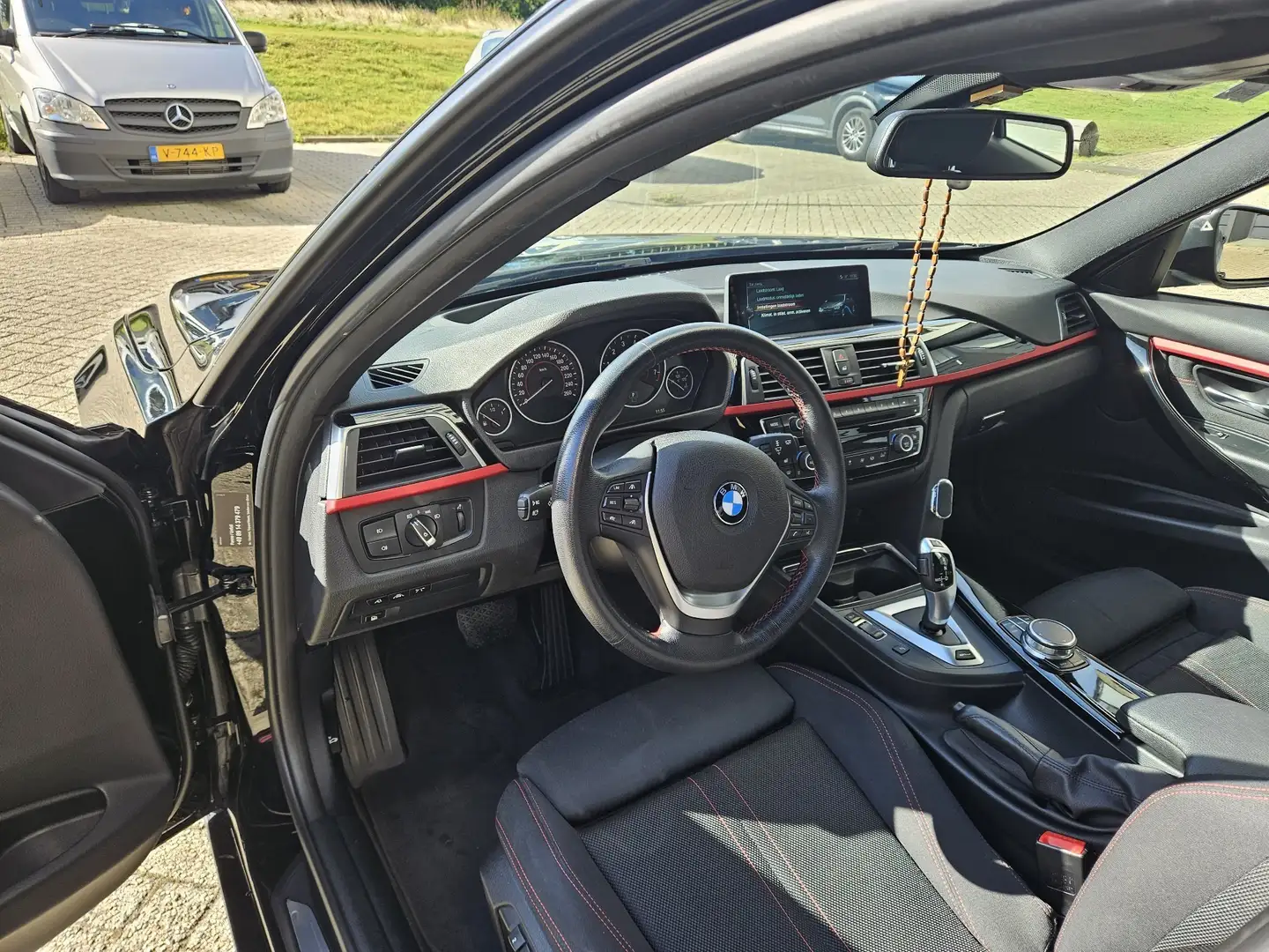 BMW 330 330e iPerformance Luxury Line Zwart - 1