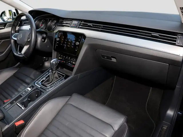 Volkswagen Passat view 10