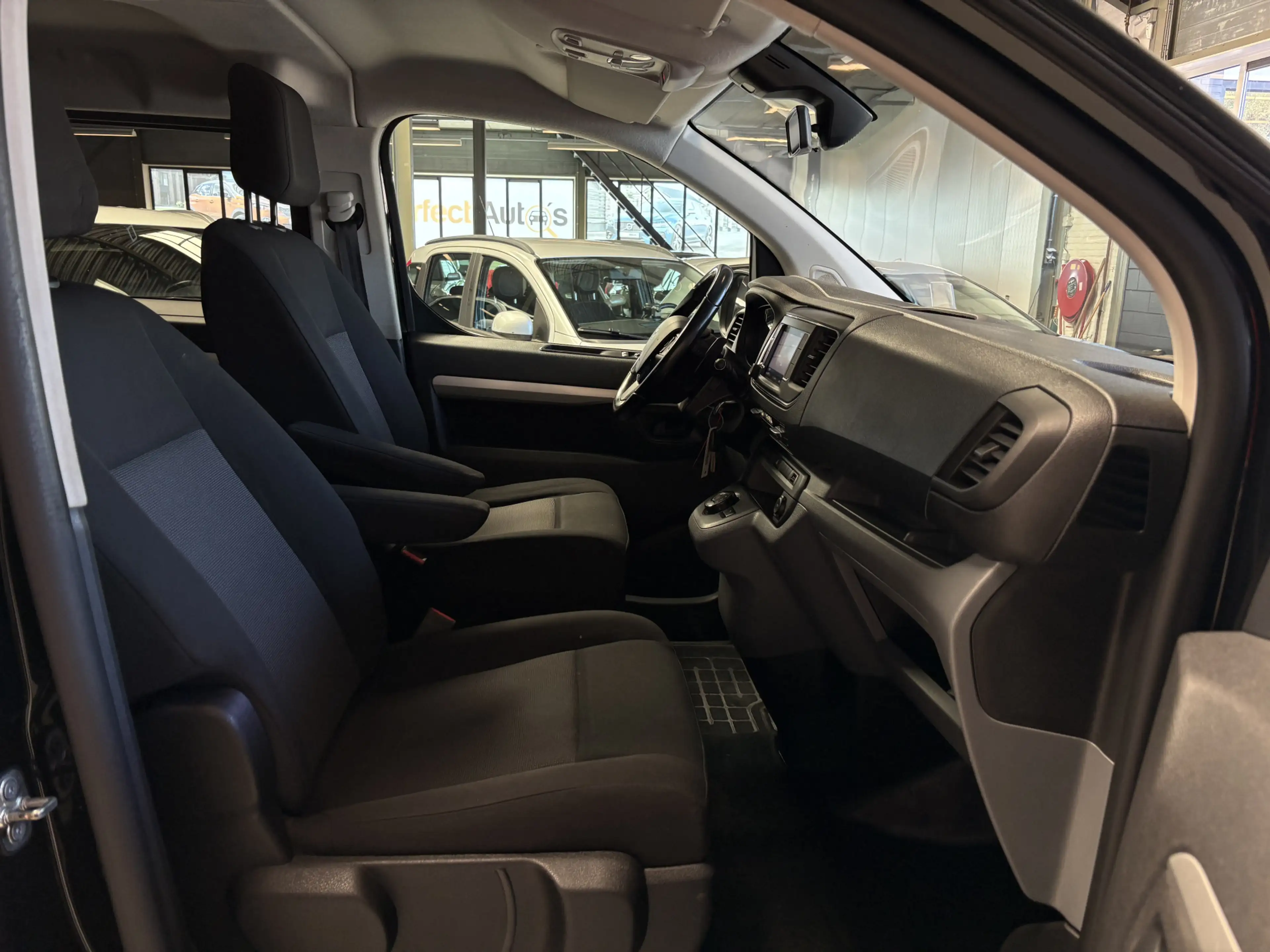 Peugeot Expert 2.0 BlueHDI 180 Long Asphalt DC Adapt. Cruise, Nav — photo 19