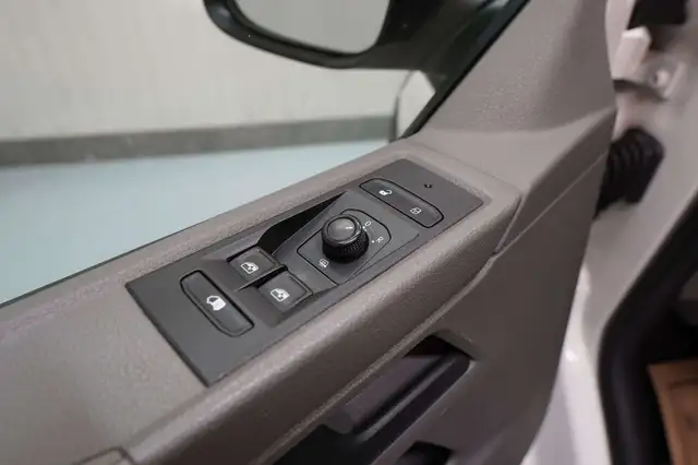 Volkswagen Transporter view 15