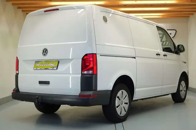 Volkswagen Transporter view 4