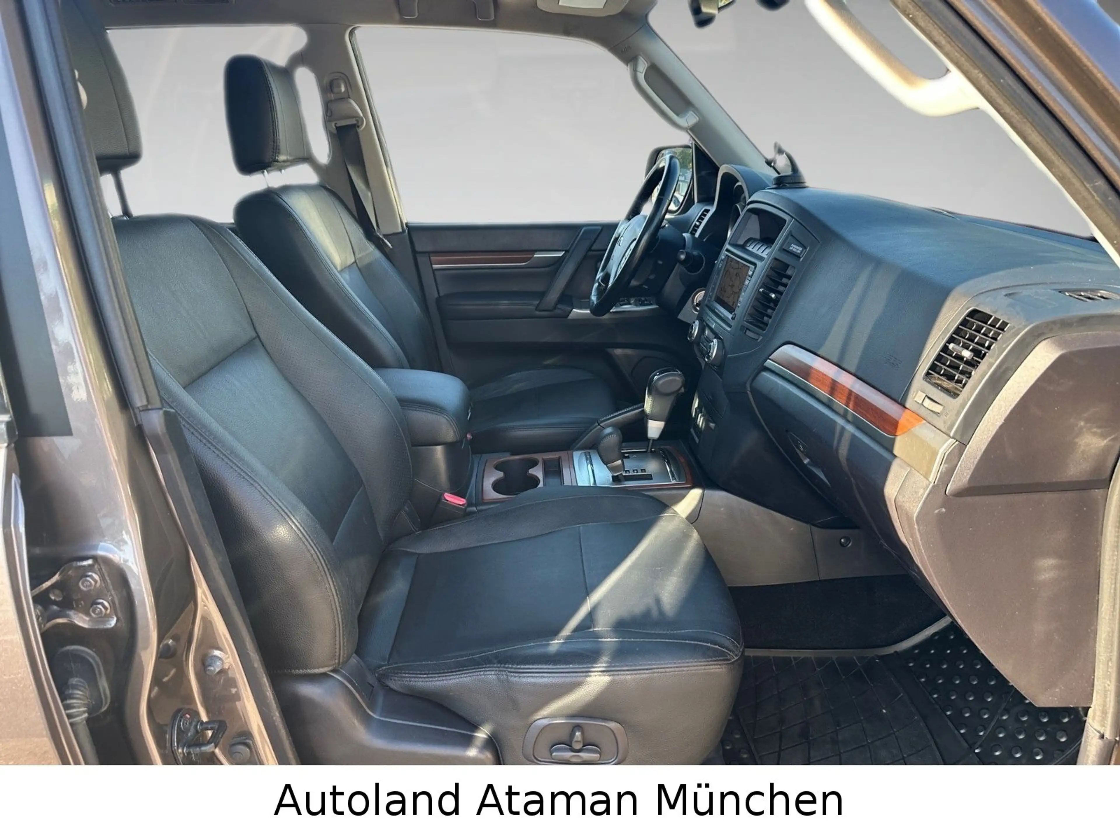 Mitsubishi Pajero 3.2 DI-D *Instyle* Auto. 7-Sitz/Pano/Lede — photo 8