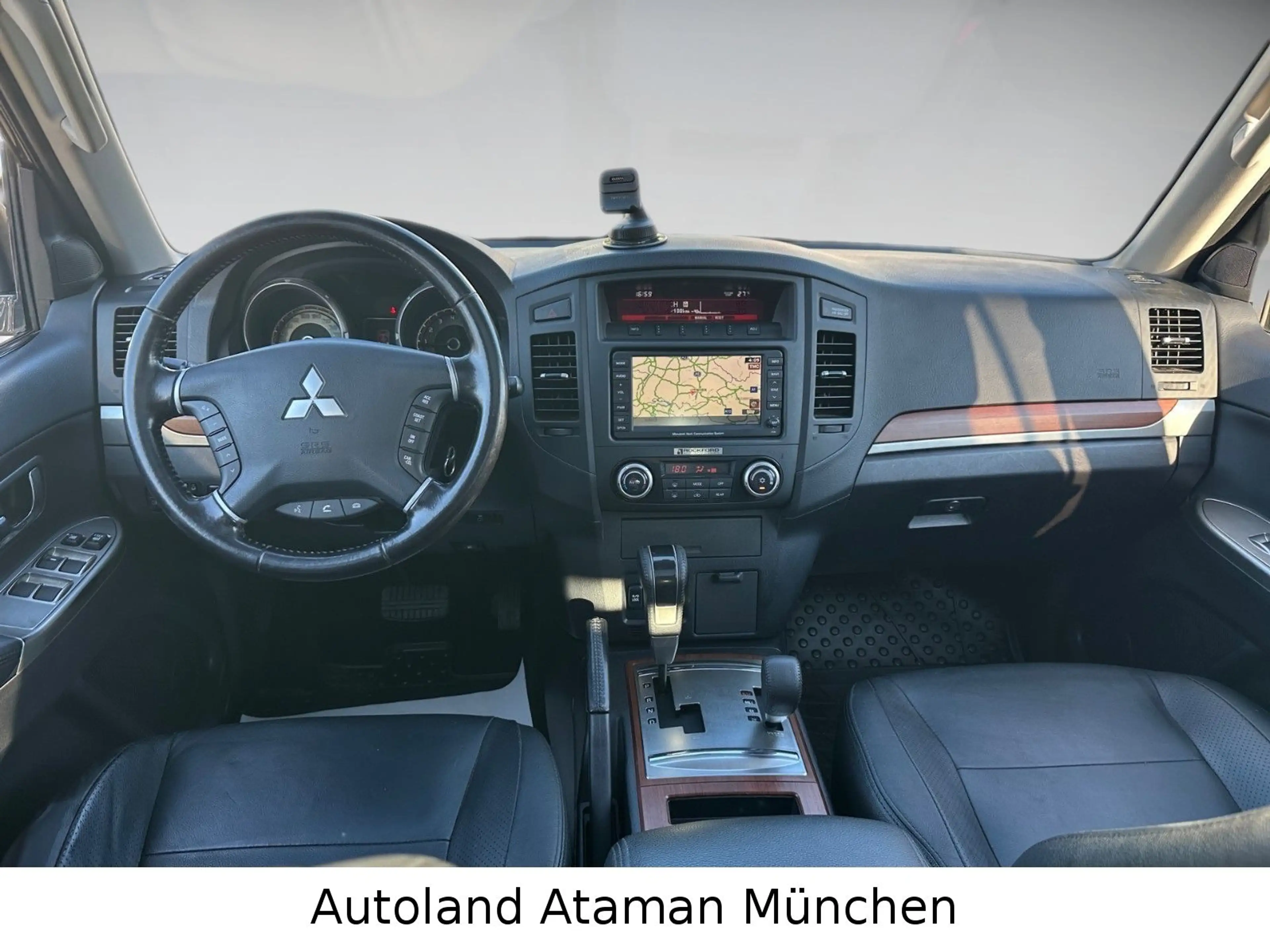 Mitsubishi Pajero 3.2 DI-D *Instyle* Auto. 7-Sitz/Pano/Lede — photo 9