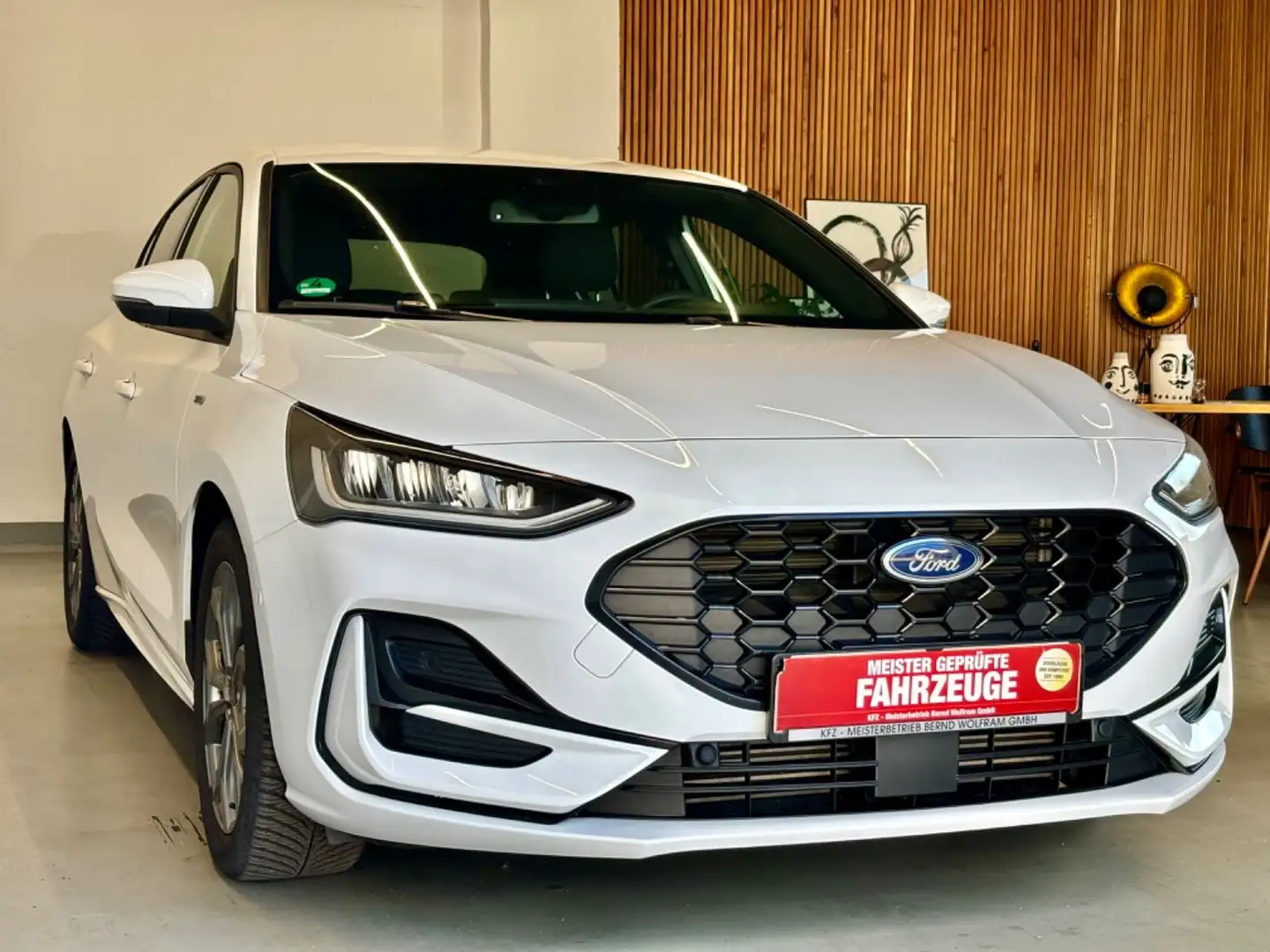 Ford Focus Limo ST-Line 1.0 EcoBoost Automatik Weiß - 1