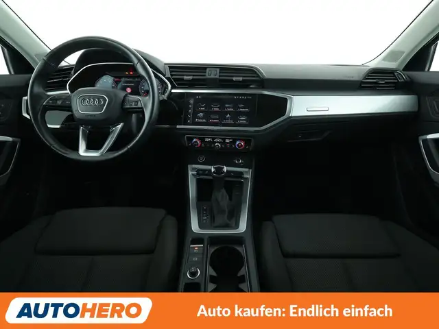 Audi Q3 view 12