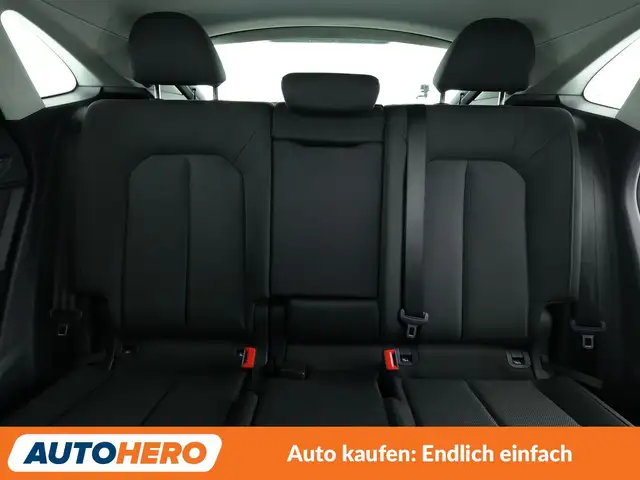 Audi Q3 view 15