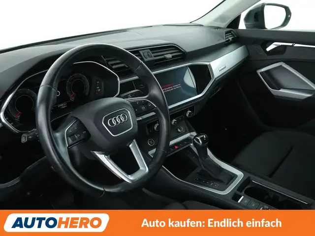 Audi Q3 view 11