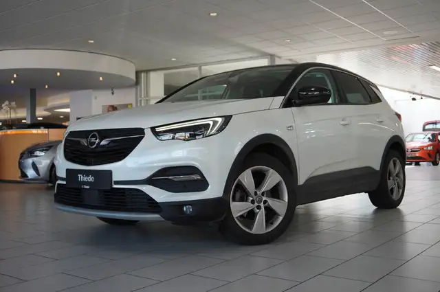 Opel Grandland view 4