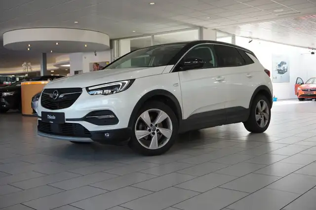 Opel Grandland view 3