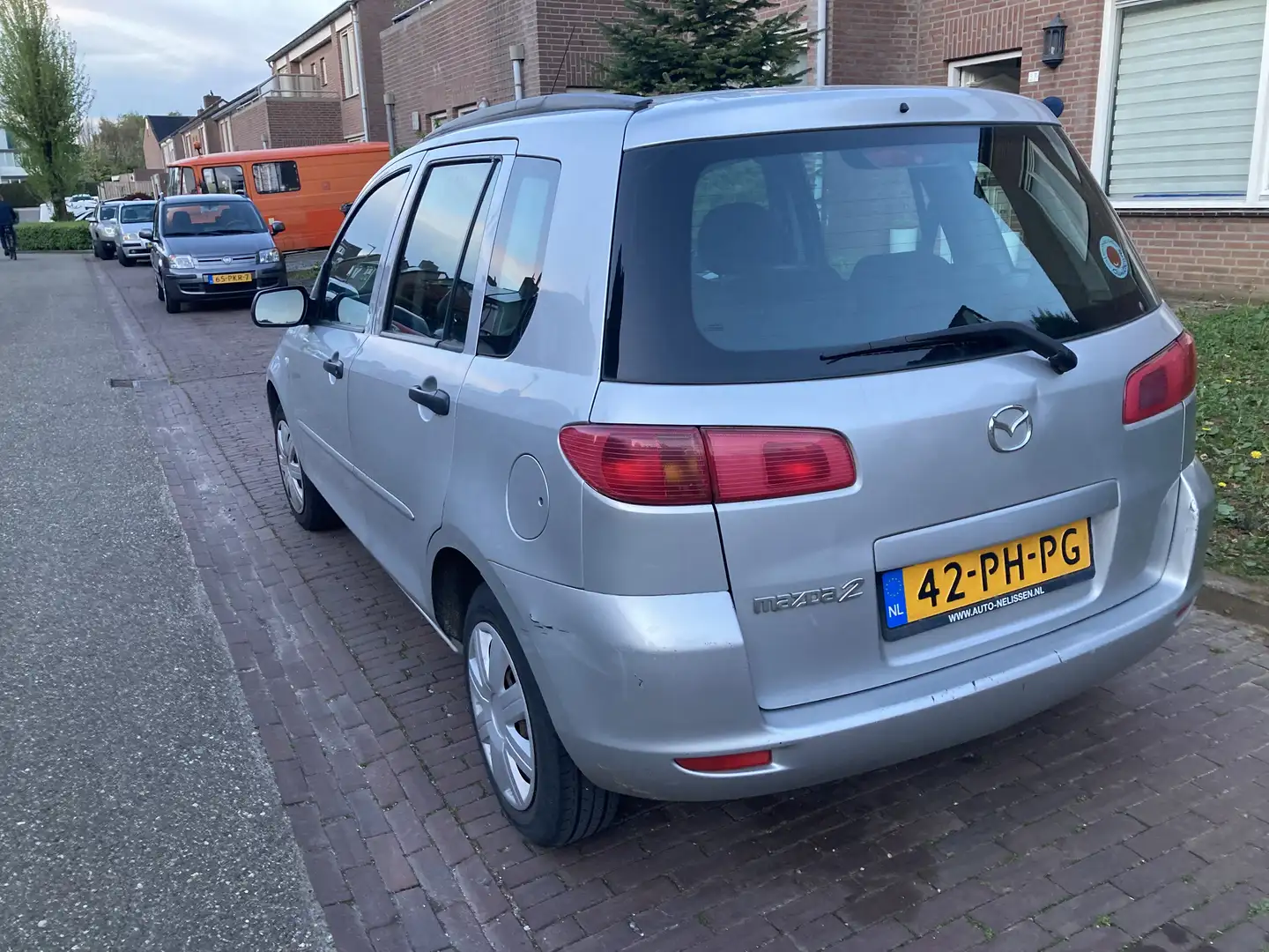 Mazda 2 1.4 Exclusive Gris - 2