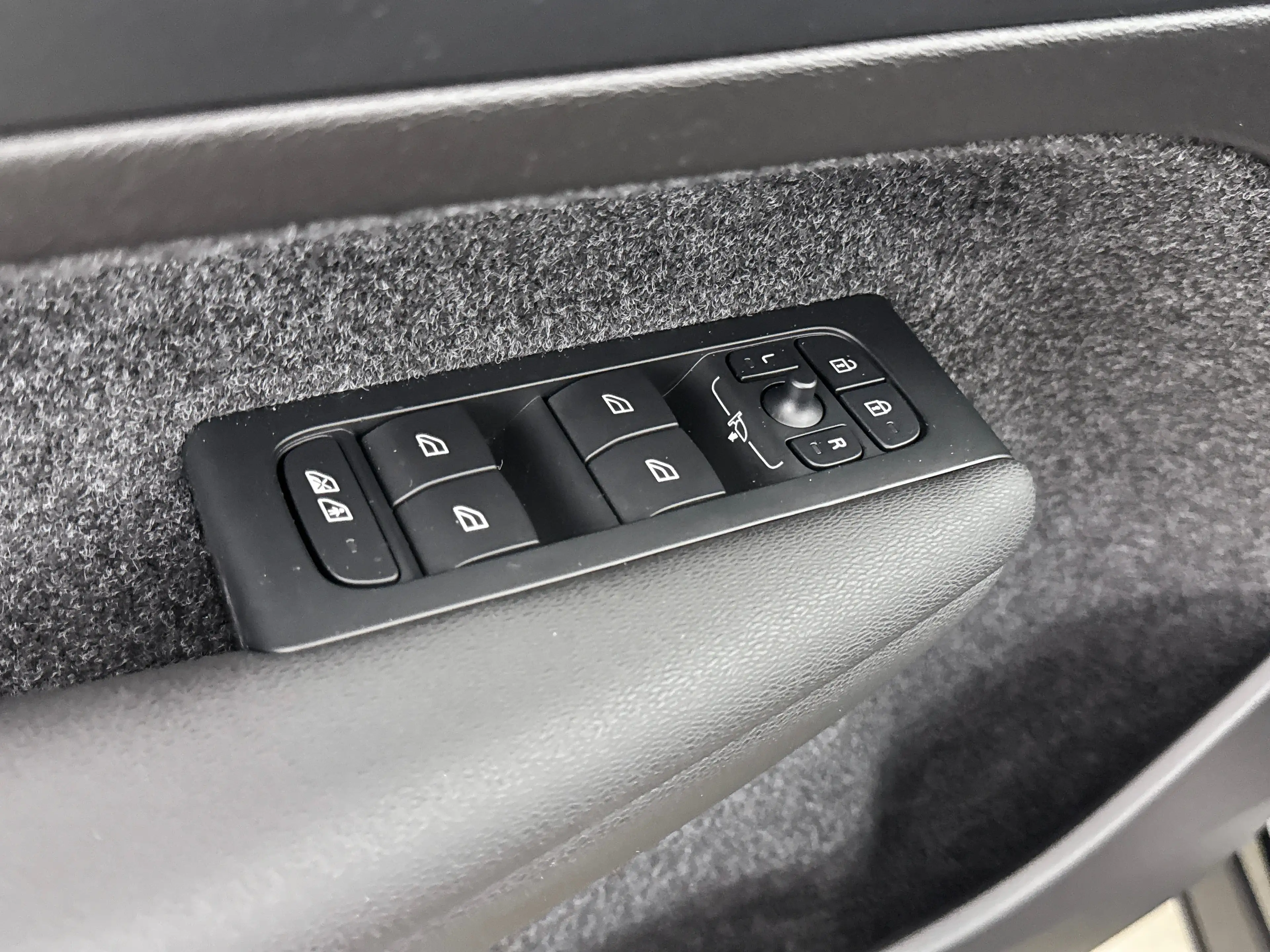Volvo EX40 Single Motor Extended Range Plus Black Ed. 82 kWh — photo 28
