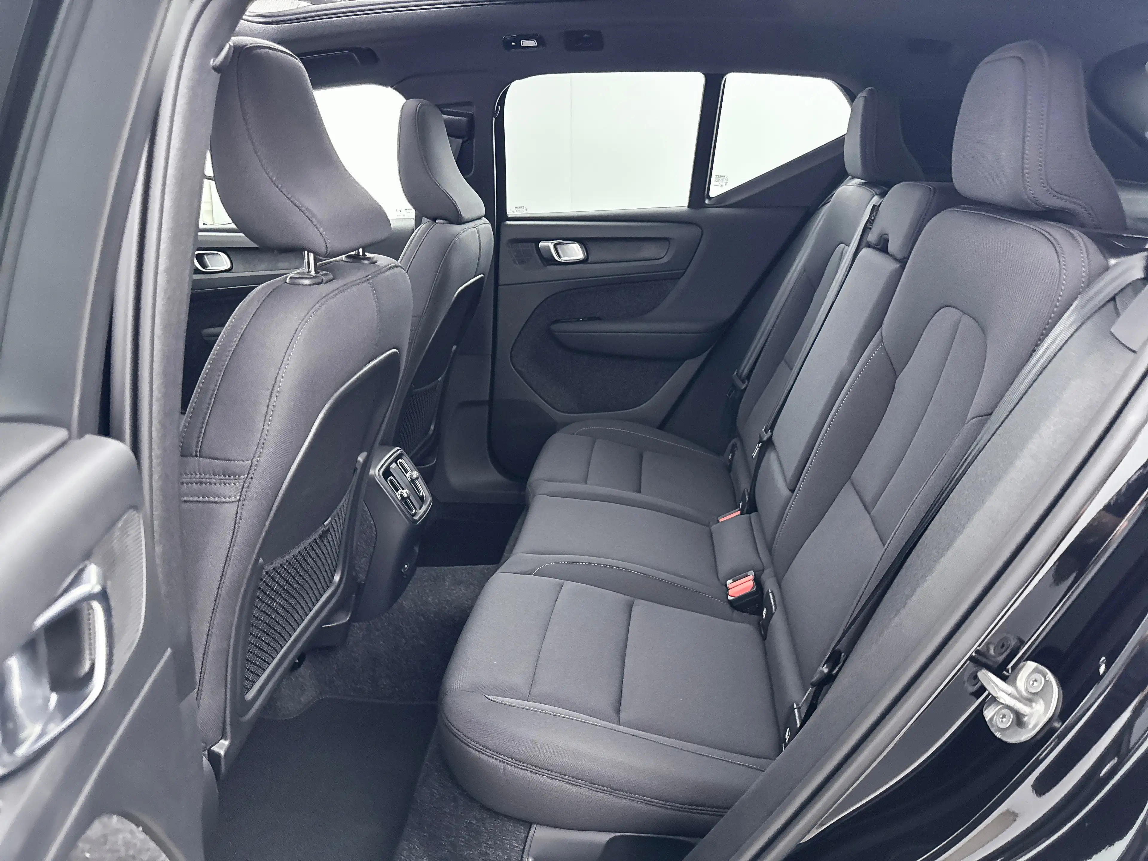 Volvo EX40 Single Motor Extended Range Plus Black Ed. 82 kWh — photo 29