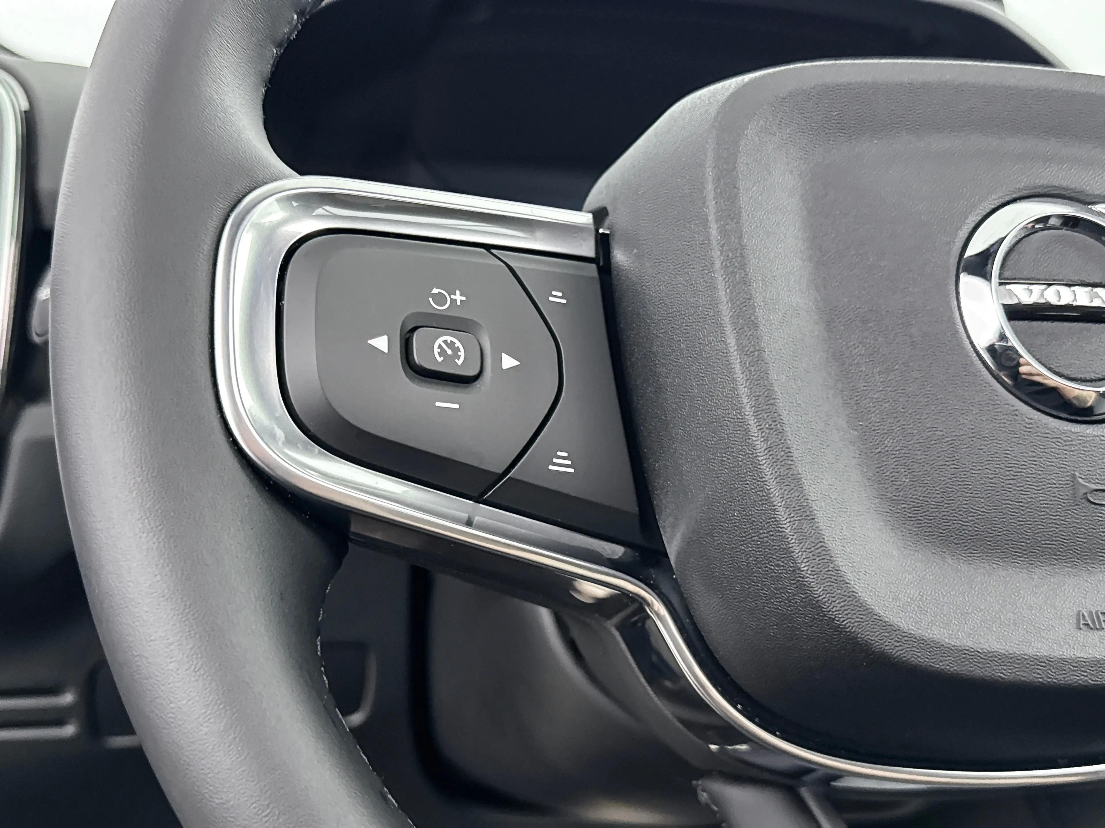 Volvo EX40 Single Motor Extended Range Plus Black Ed. 82 kWh — photo 11