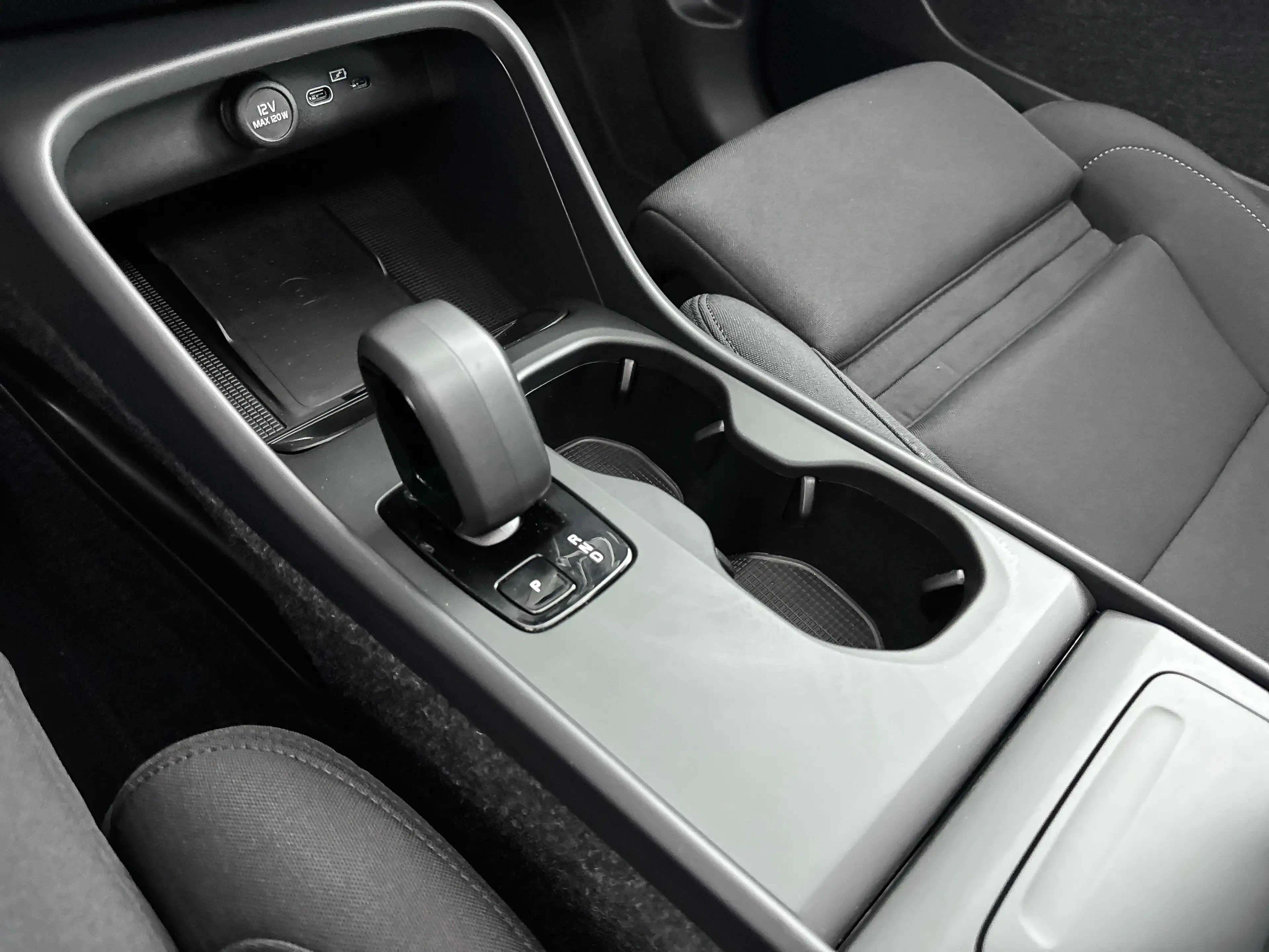 Volvo EX40 Single Motor Extended Range Plus Black Ed. 82 kWh — photo 16