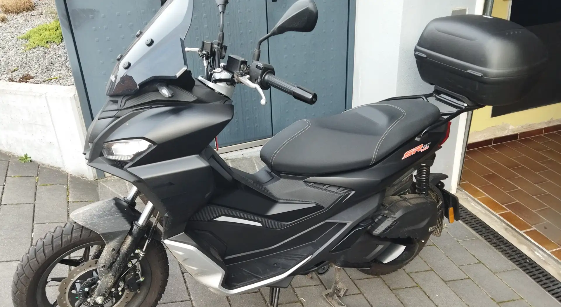 Aprilia SR GT 125 Maro - 1