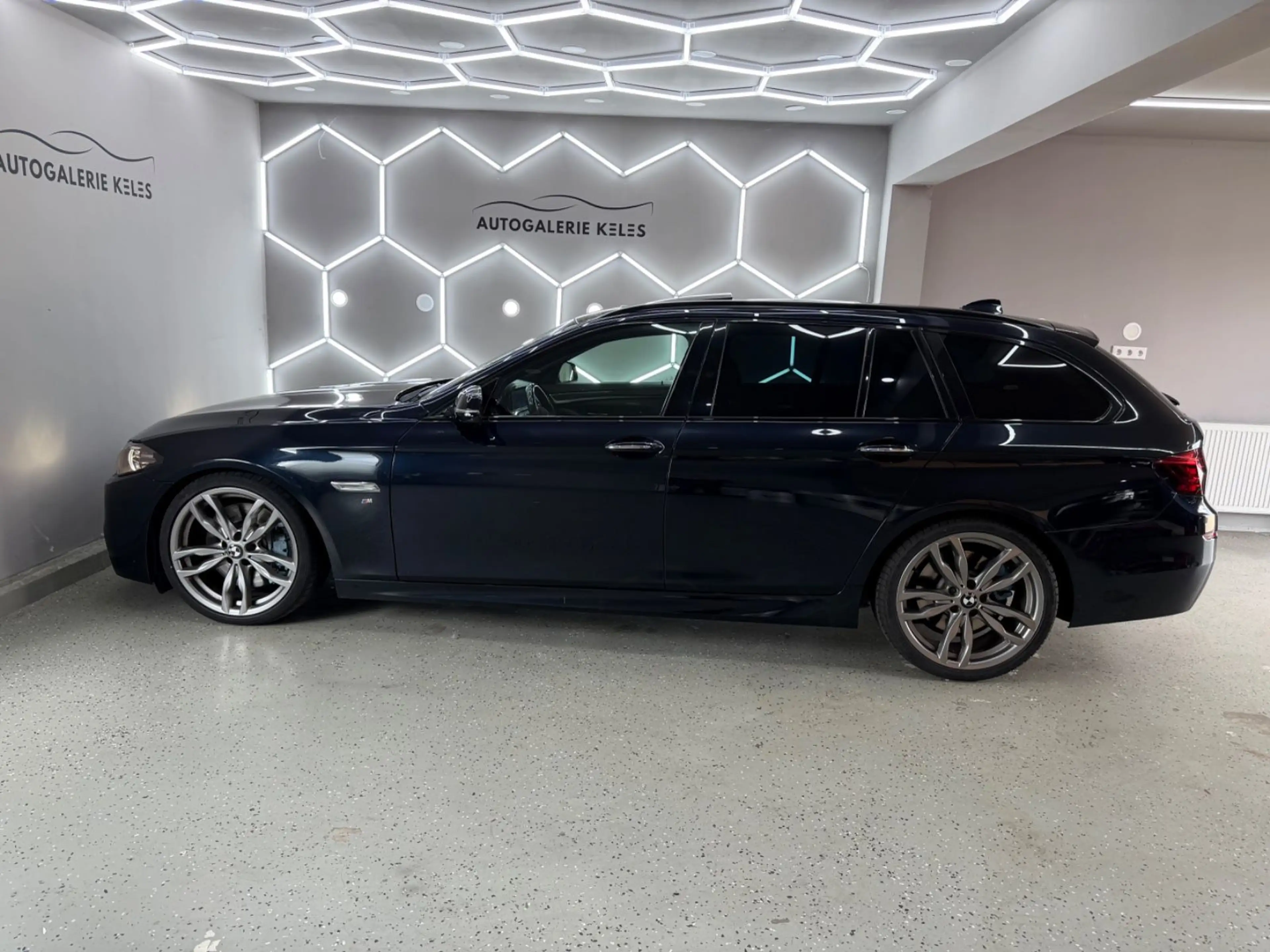 BMW 550 d xDrive M-PAKET*LEDER*PANO*SITZBEL*CARBON — photo 8