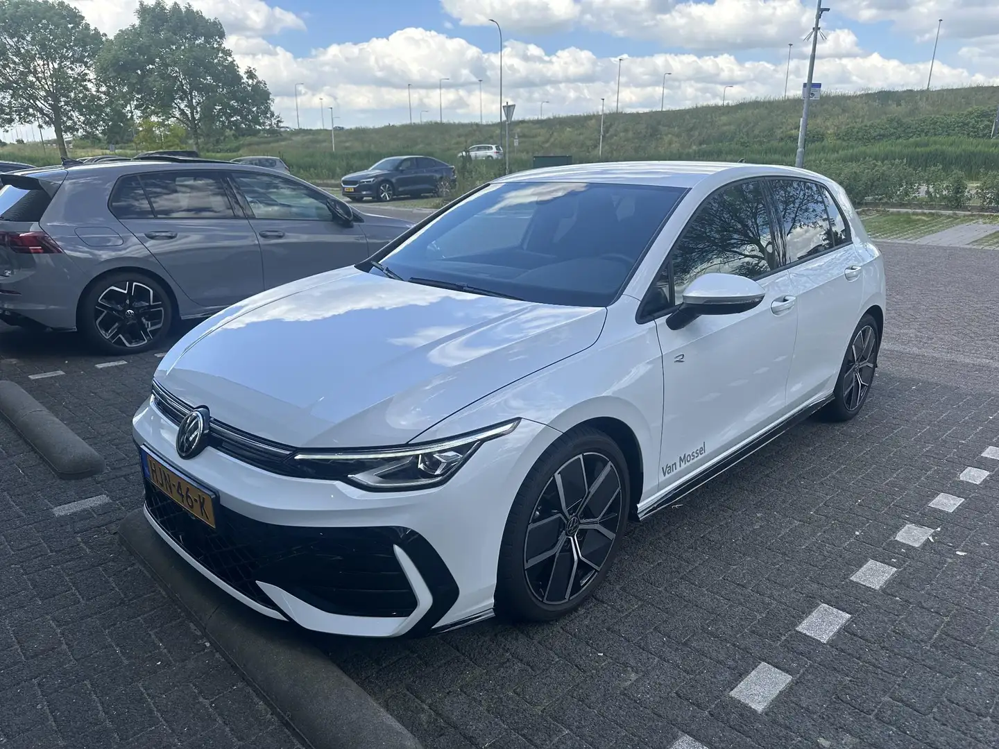 Volkswagen Golf 1.5 eTSI R-Line Edition | Automaat | Navigatie | A Blanc - 2