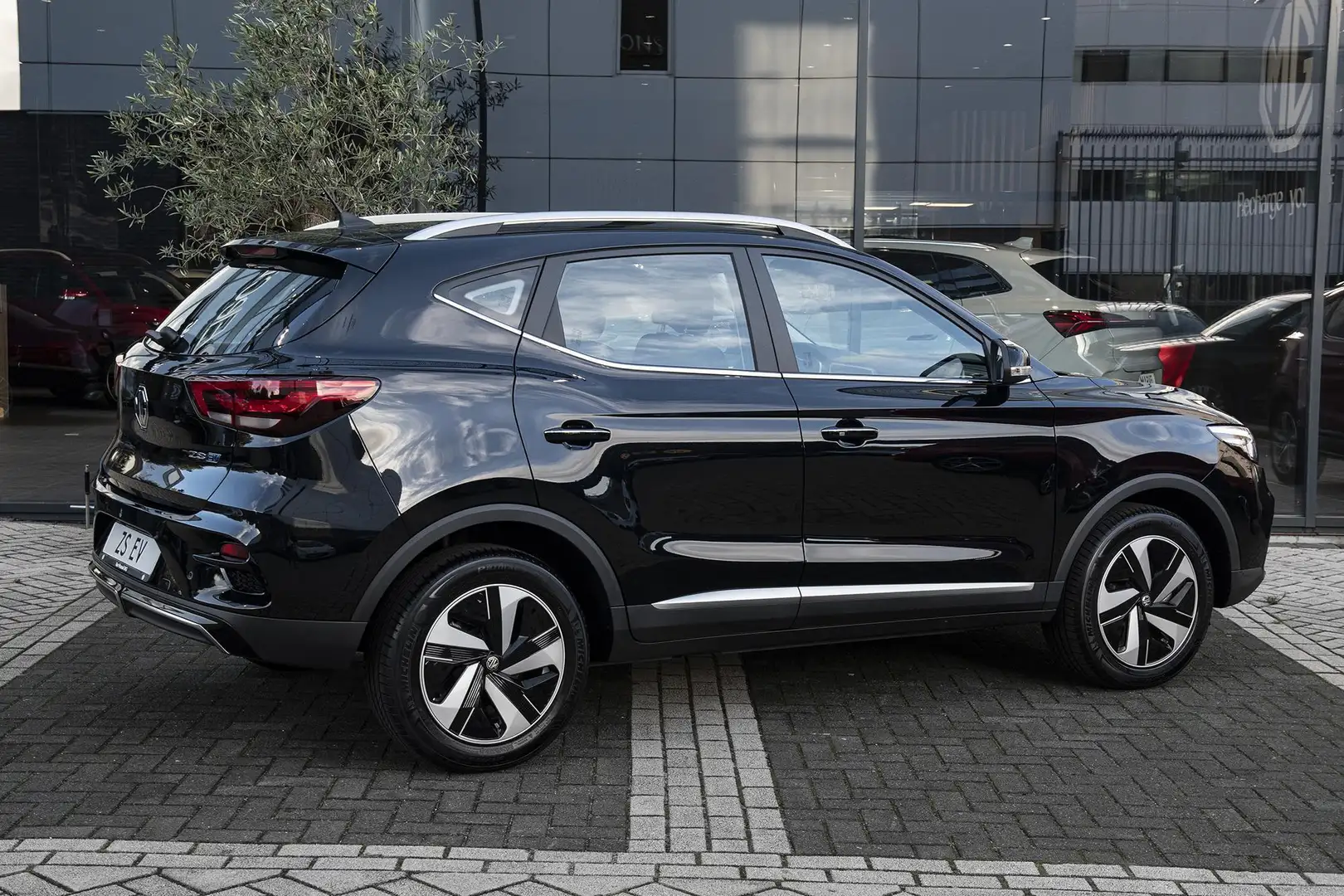 MG ZS EV Standard Range Comfort 51 kWh Nu Vanaf €28.150, Zwart - 2