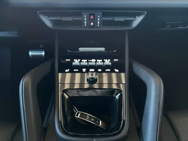 Porsche Cayenne view 8