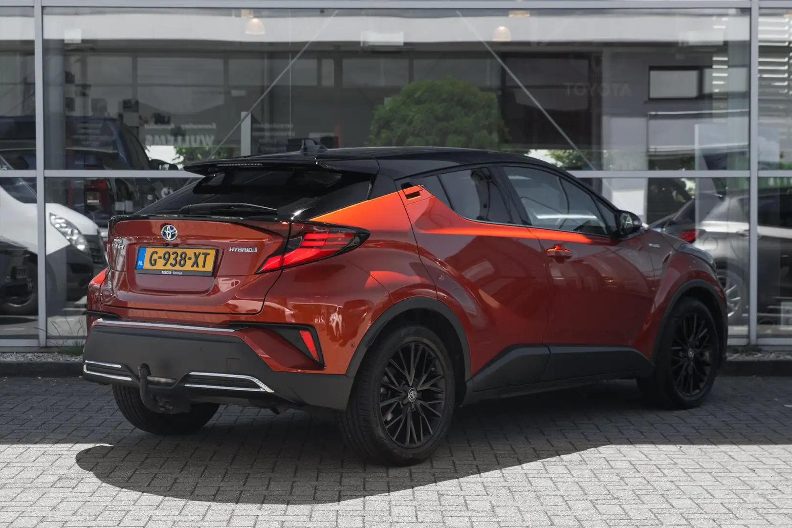 Toyota C-HR 2.0 Hybrid 184pk CVT Launch Edition Oranje - 2