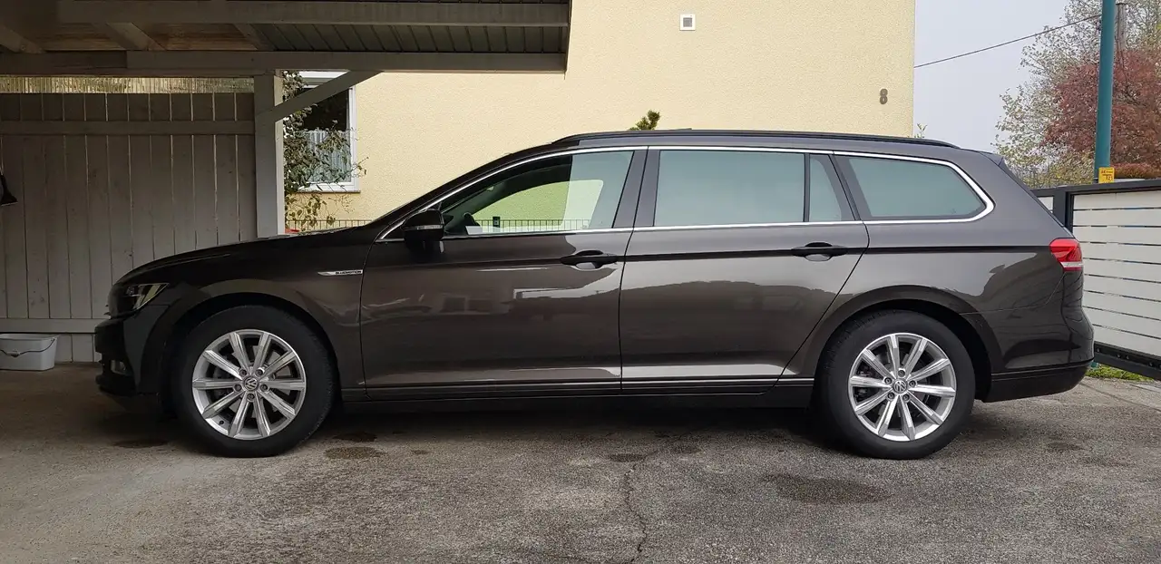 Volkswagen Passat Variant Comfortline 2,0 TDI DSG — photo 1 of 10