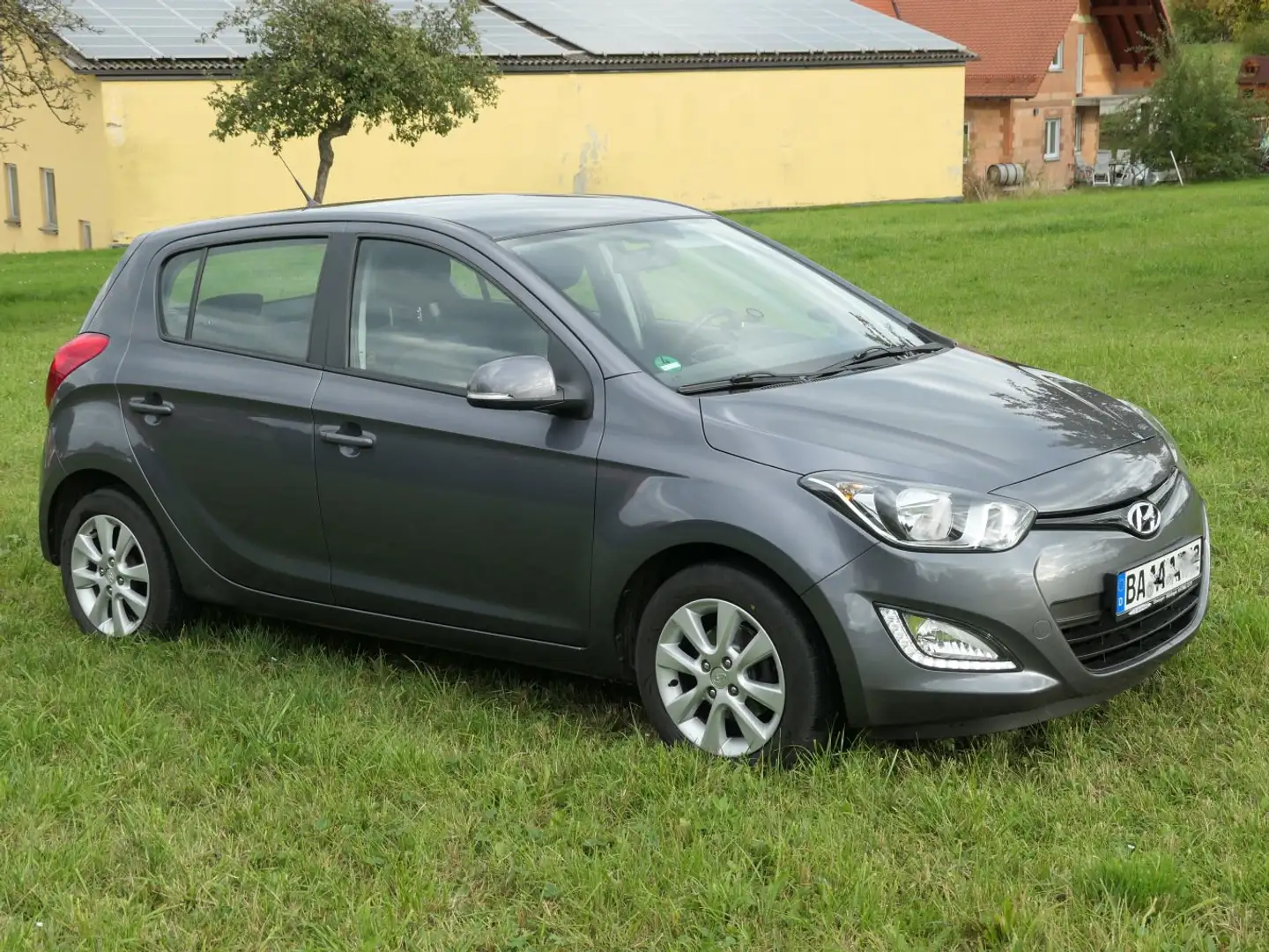 Hyundai i20 1.2 86PS Klima LED MFL 4elFH SH-gepflegt WR Grau - 1