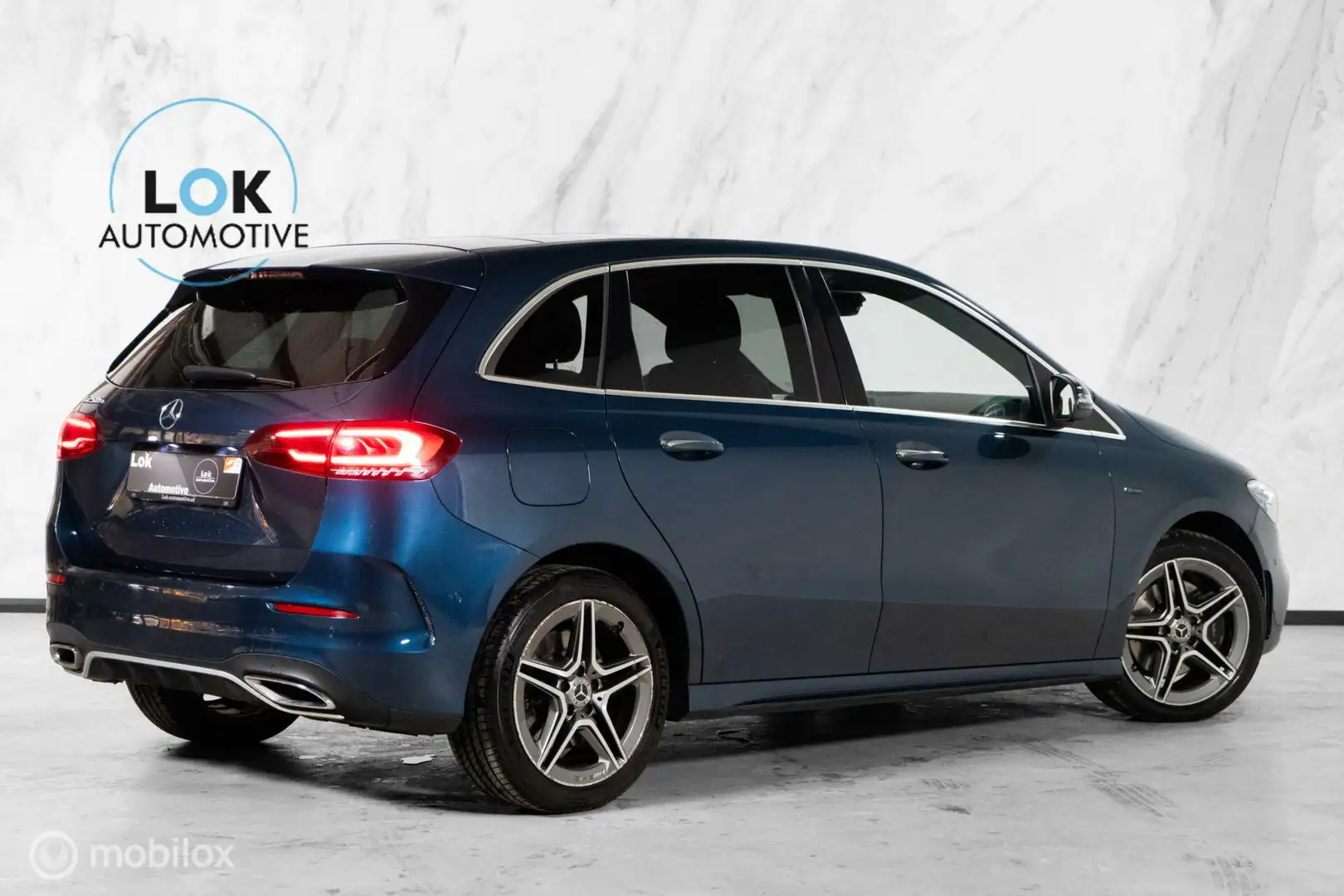 Mercedes-Benz B 250 e Business Solution AMG PANO|SFEER|LED Blauw - 2