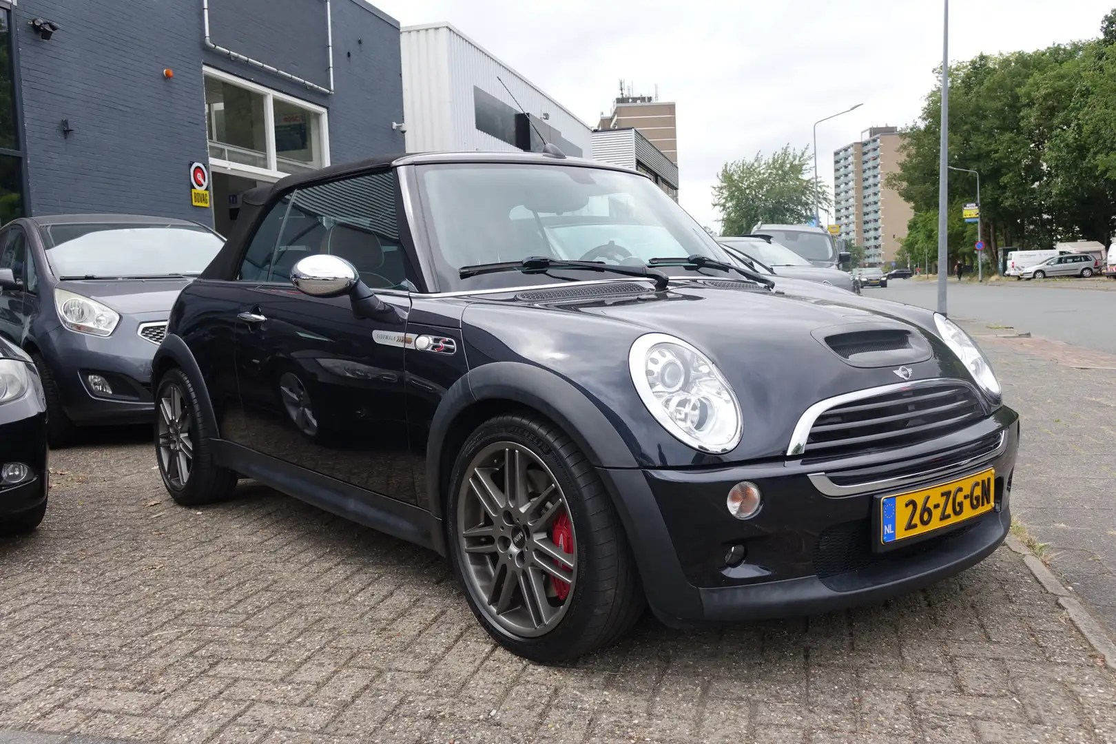 MINI Cooper S Cabrio Mini 1.6 Sidewalk, 17" Xenon, PDC, leder, keurige Zwart - 2