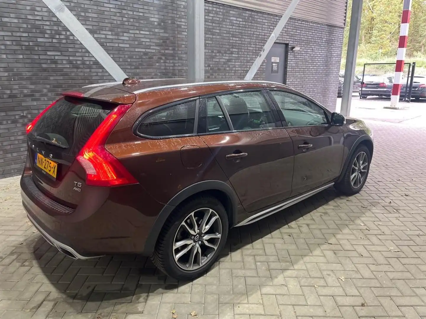 Volvo V60 Cross Country T5 AWD Momentum | Automaat | Afn. Trekhaak | Stoel Bruin - 2