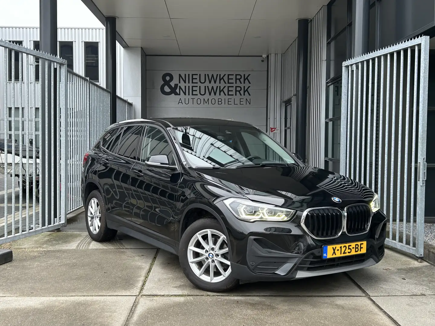 BMW X1 sDrive18i | AUTOMAAT | NAVI | CRUISE CONTROL | PDC Noir - 2