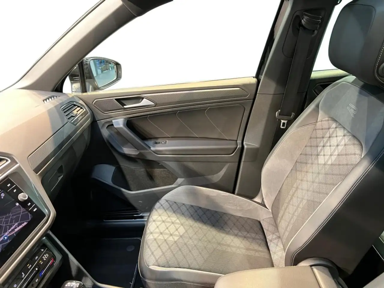 Volkswagen Tiguan 2.0 TDI R-Line Carbon+Fahrassist+Pano+SHD 13