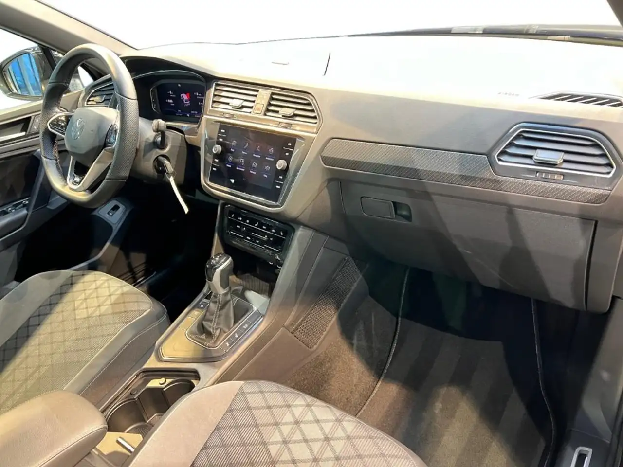 Volkswagen Tiguan 2.0 TDI R-Line Carbon+Fahrassist+Pano+SHD 3