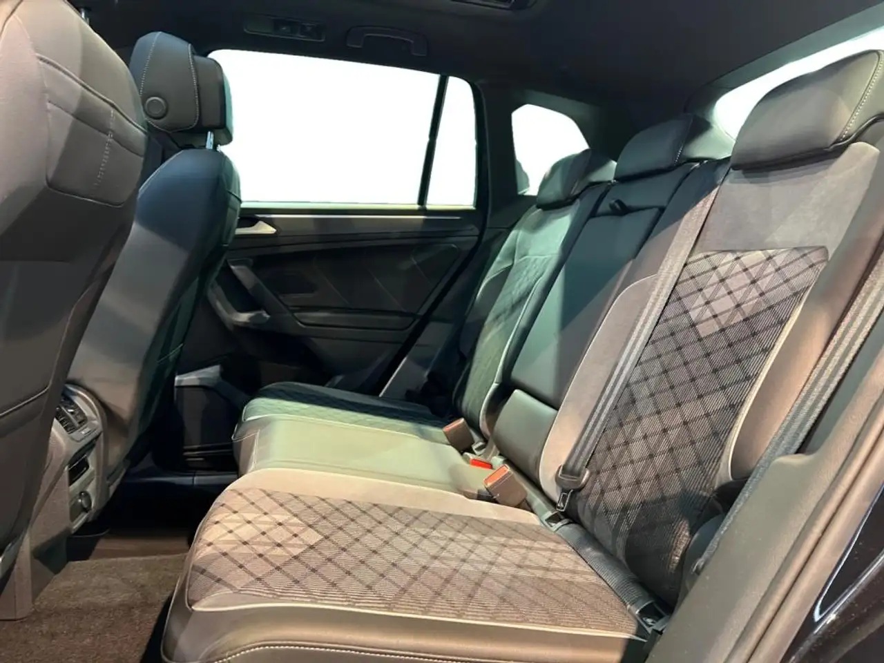 Volkswagen Tiguan 2.0 TDI R-Line Carbon+Fahrassist+Pano+SHD 7