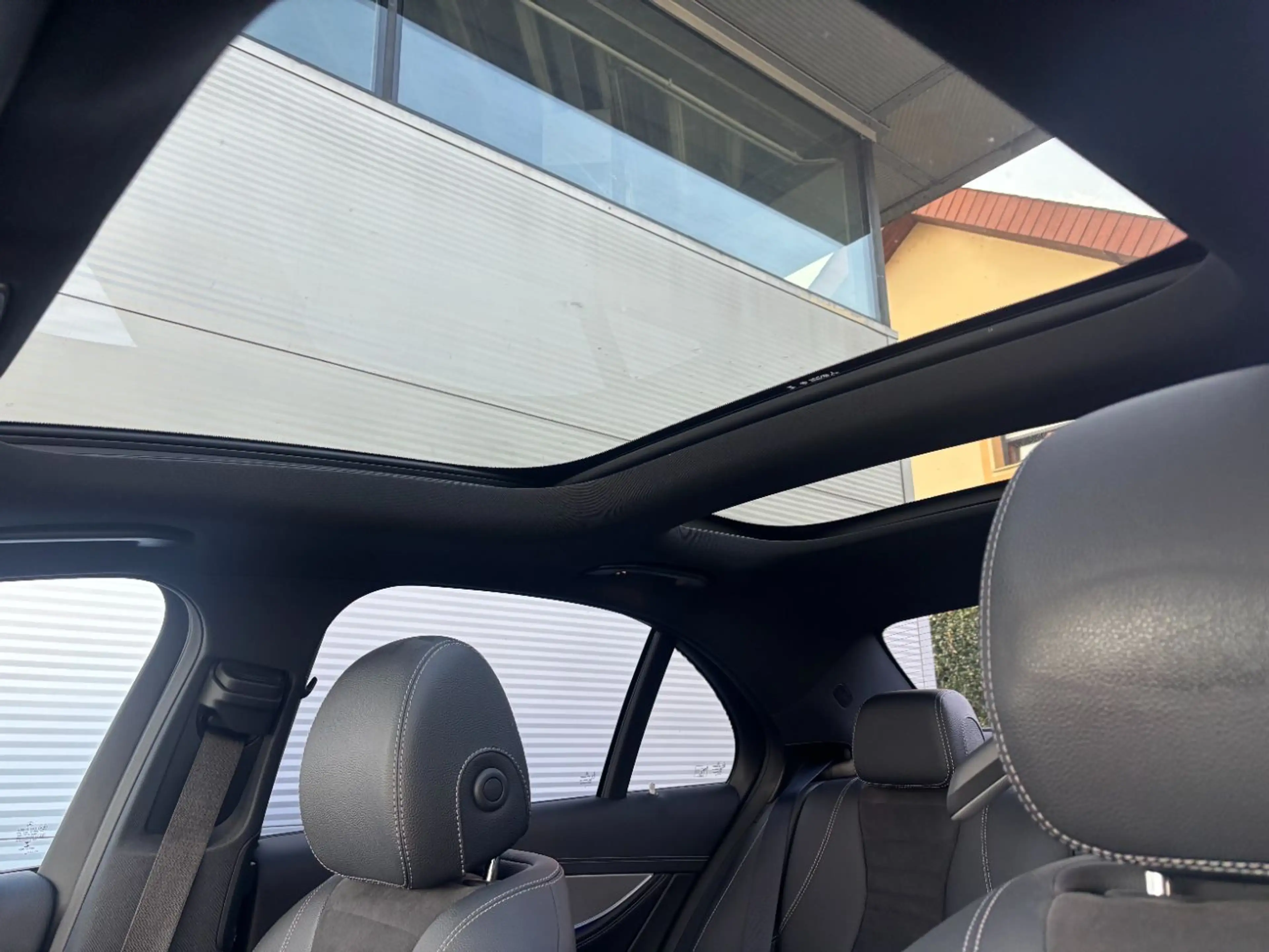 Mercedes-Benz E 220 d 4MATIC Limousine — photo 11