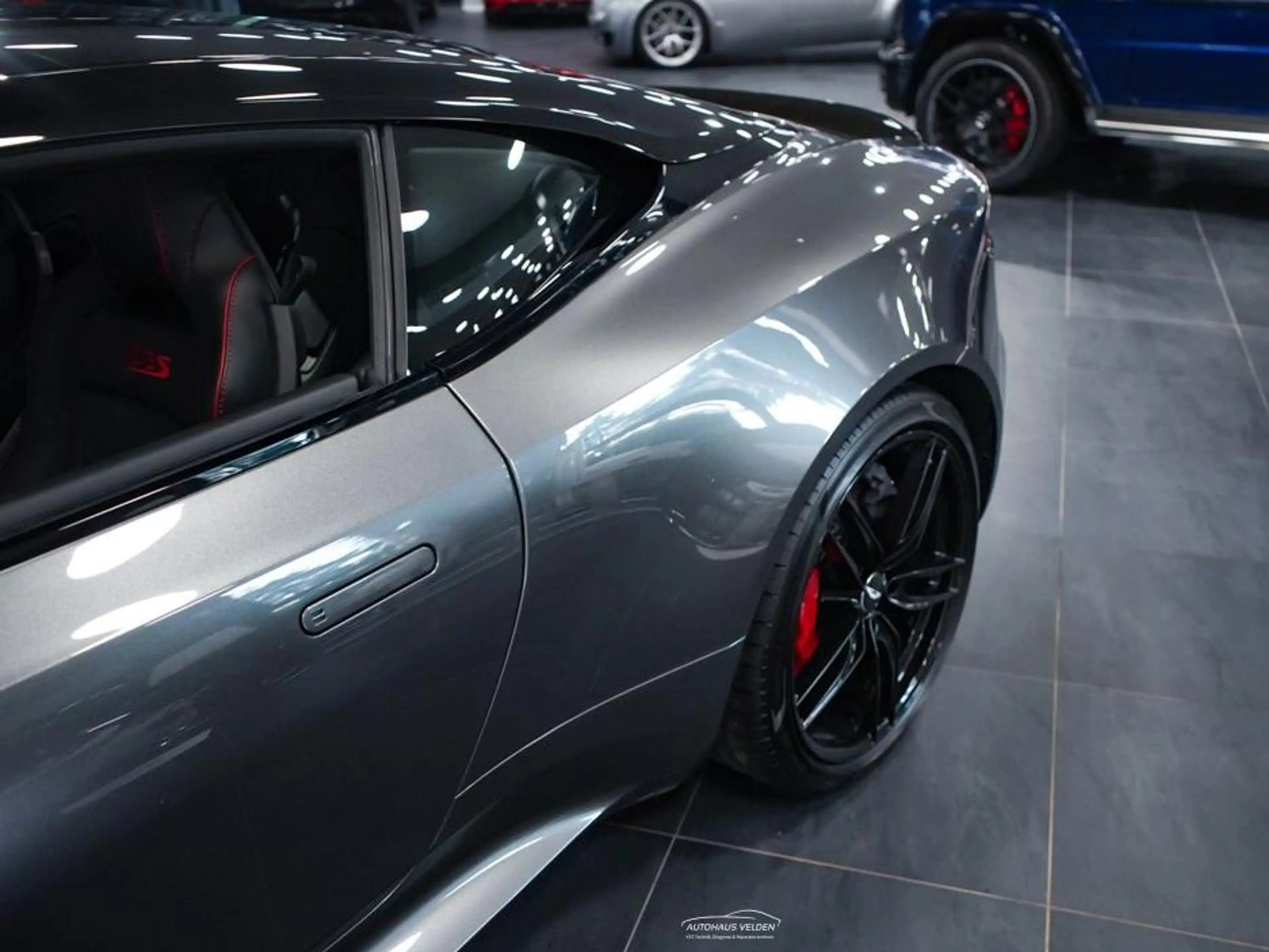 Aston Martin DBS Superleggera Coupe — photo 11