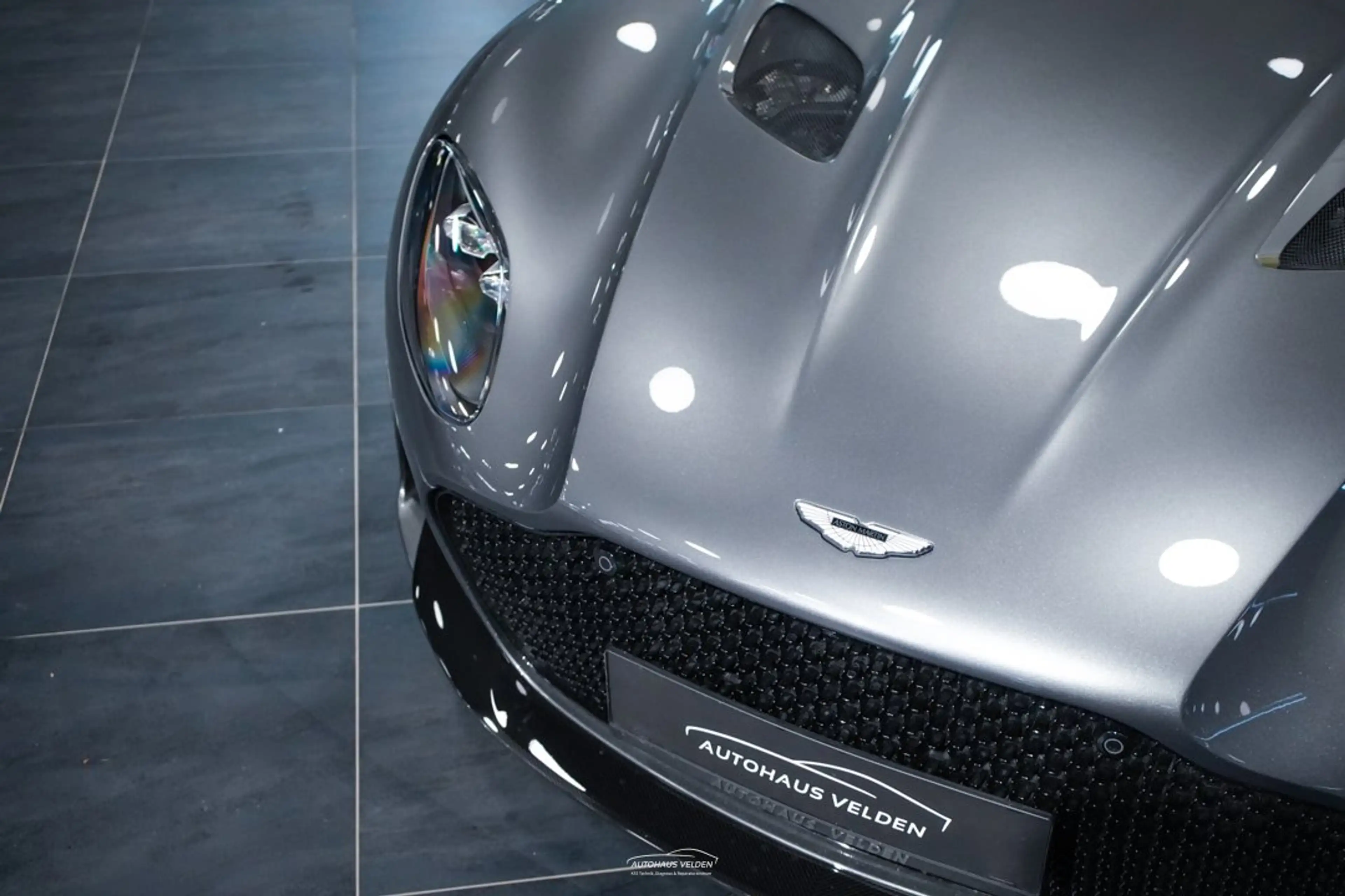 Aston Martin DBS Superleggera Coupe — photo 13