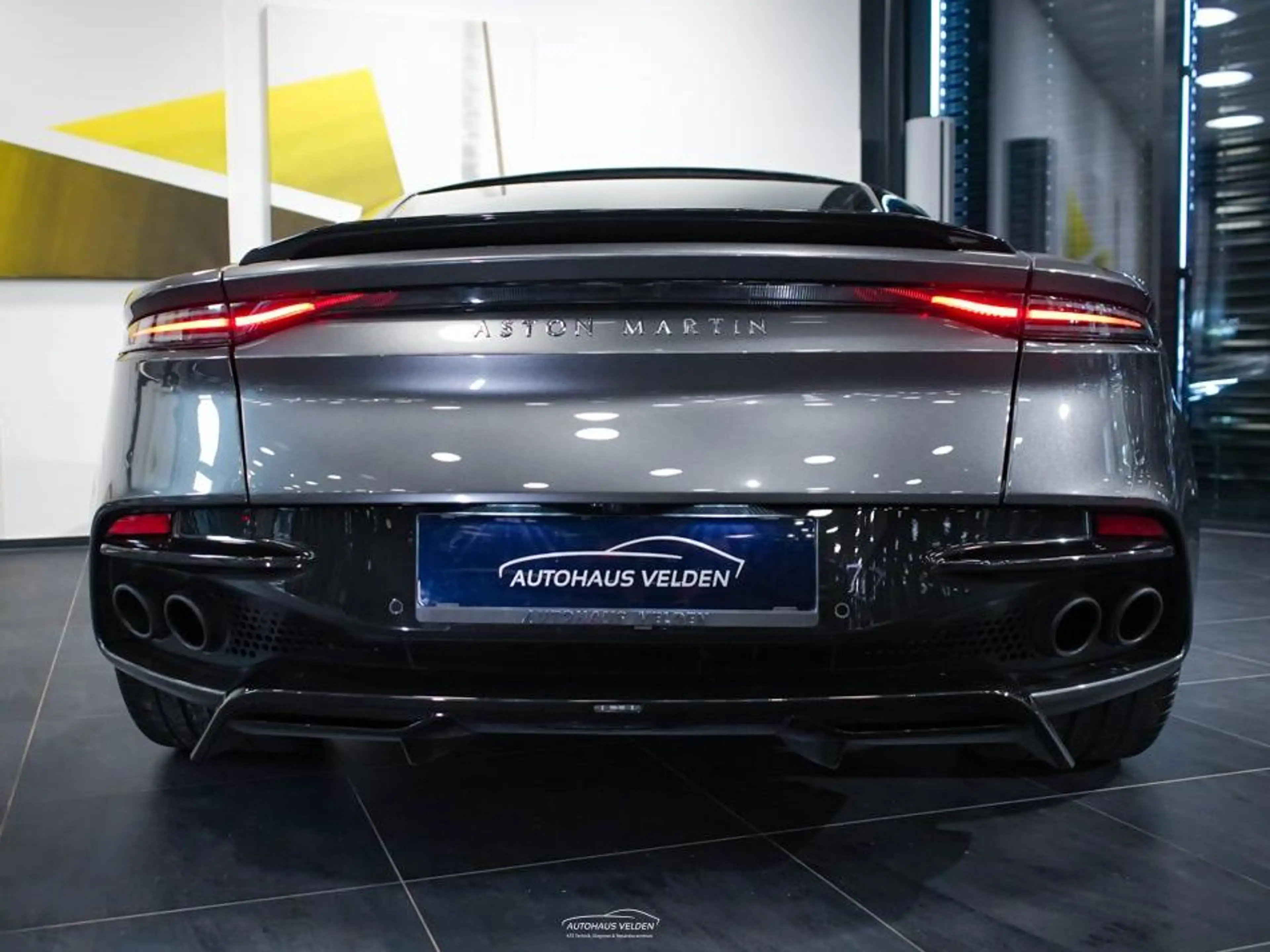 Aston Martin DBS Superleggera Coupe — photo 4