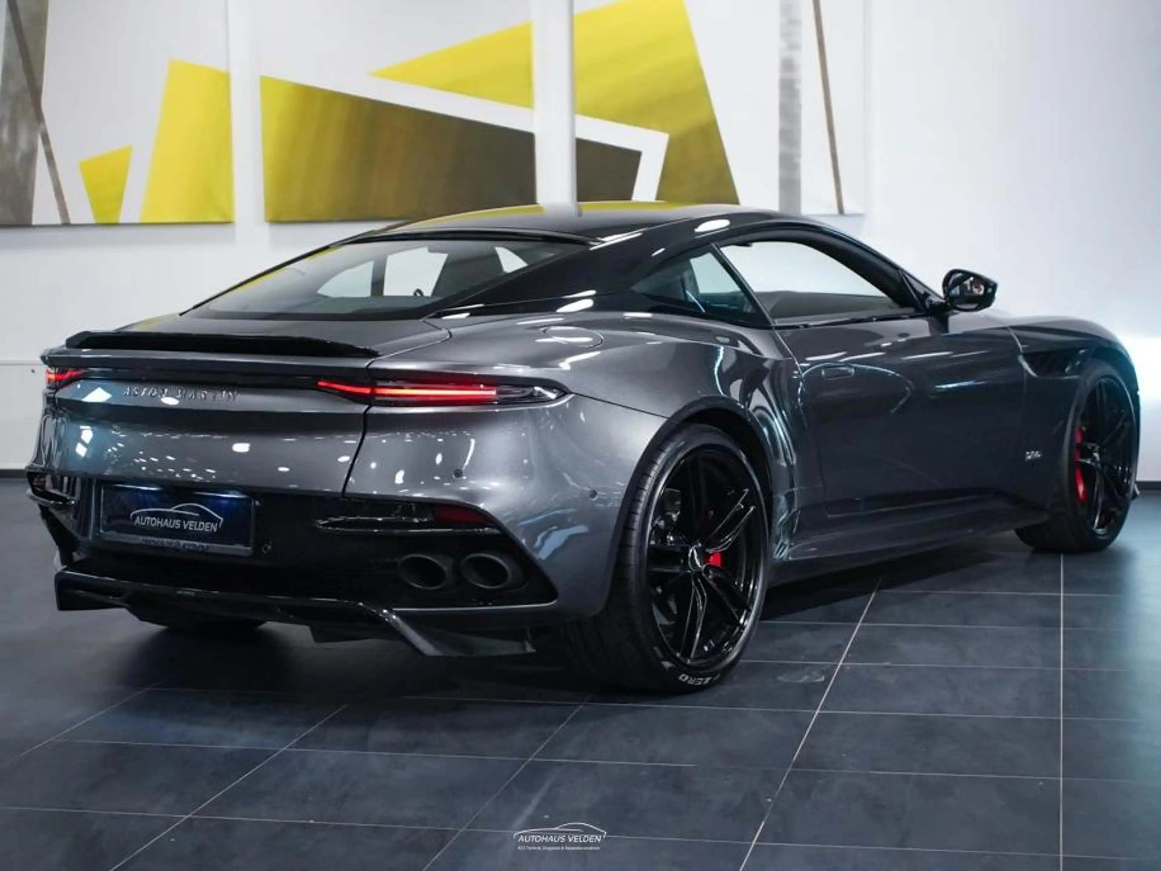Aston Martin DBS Superleggera Coupe — photo 2