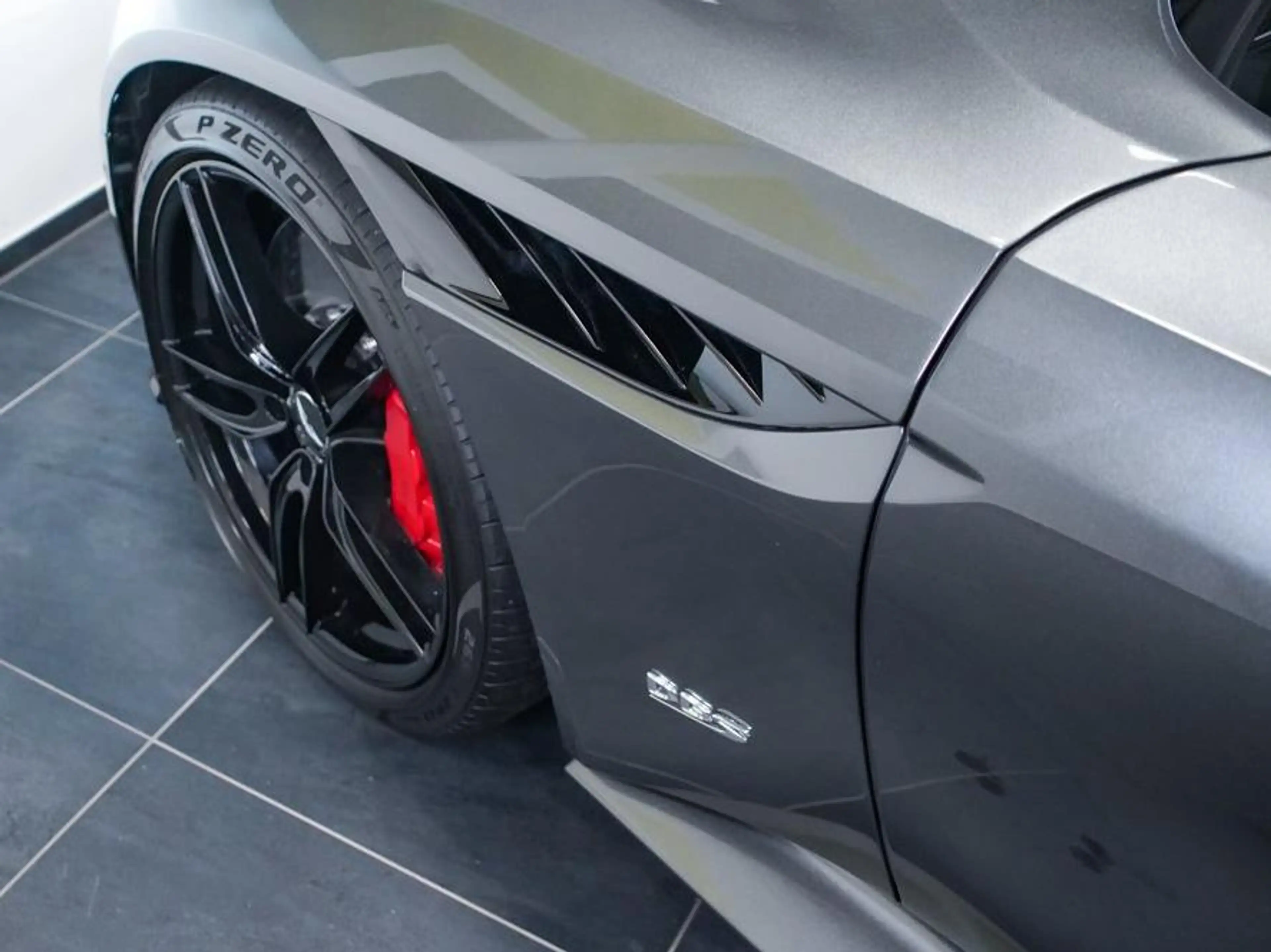 Aston Martin DBS Superleggera Coupe — photo 9