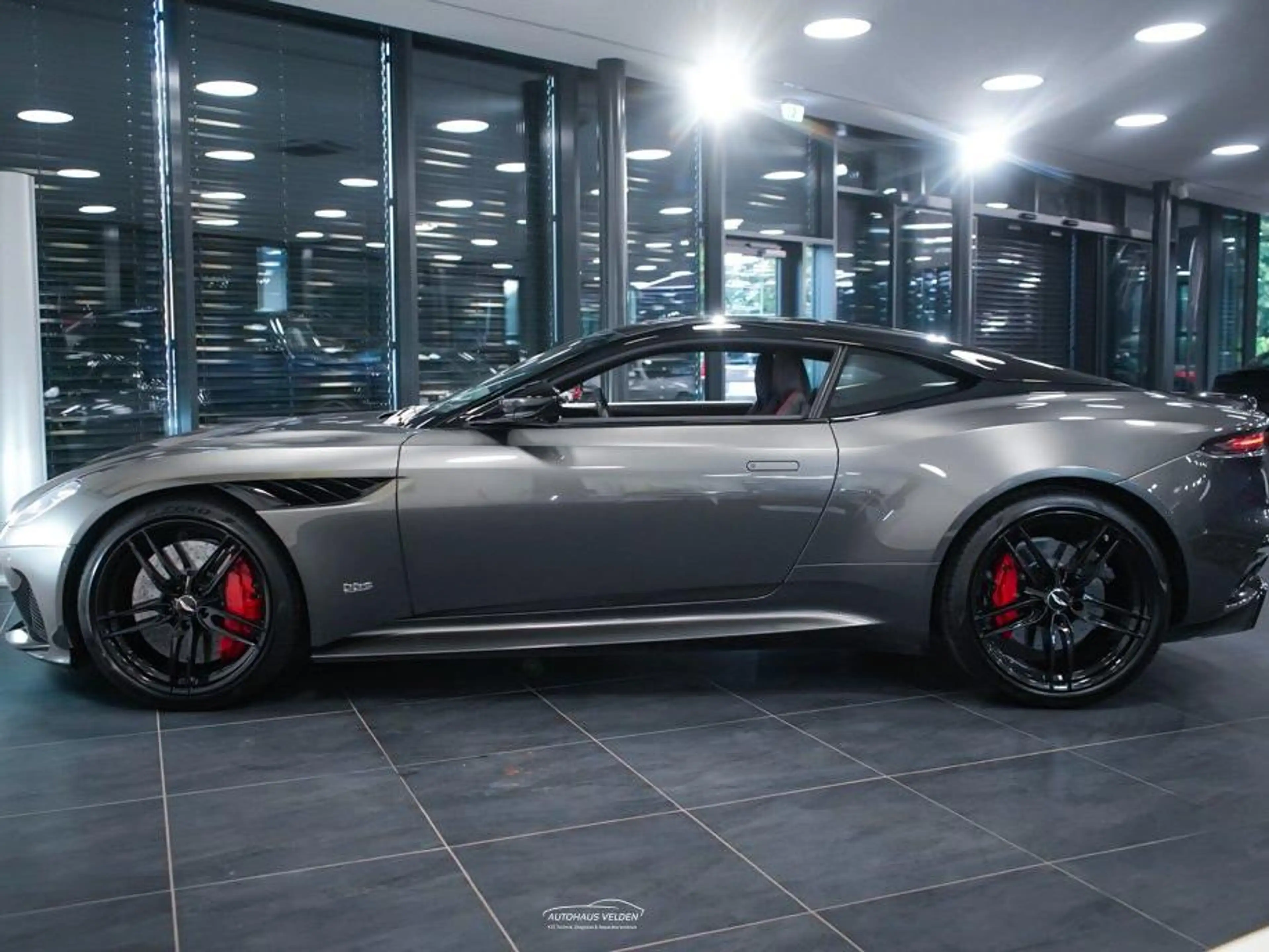 Aston Martin DBS Superleggera Coupe — photo 8